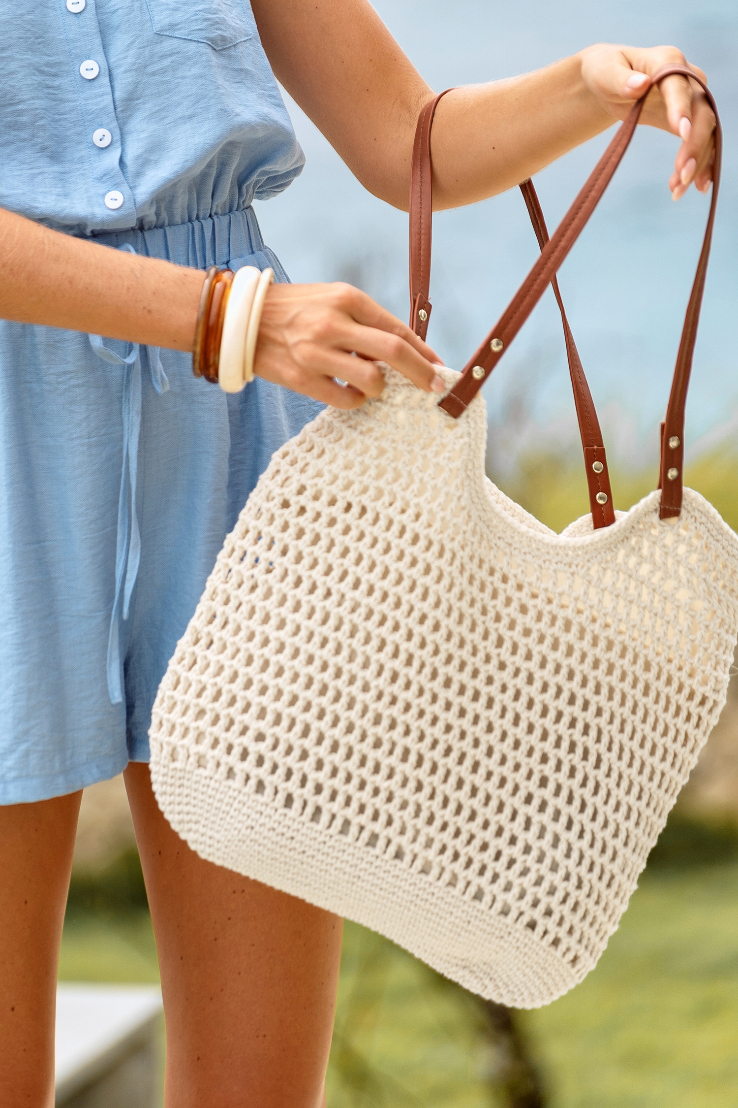 Beigefarbene Tasche mit Kunstlederriemen