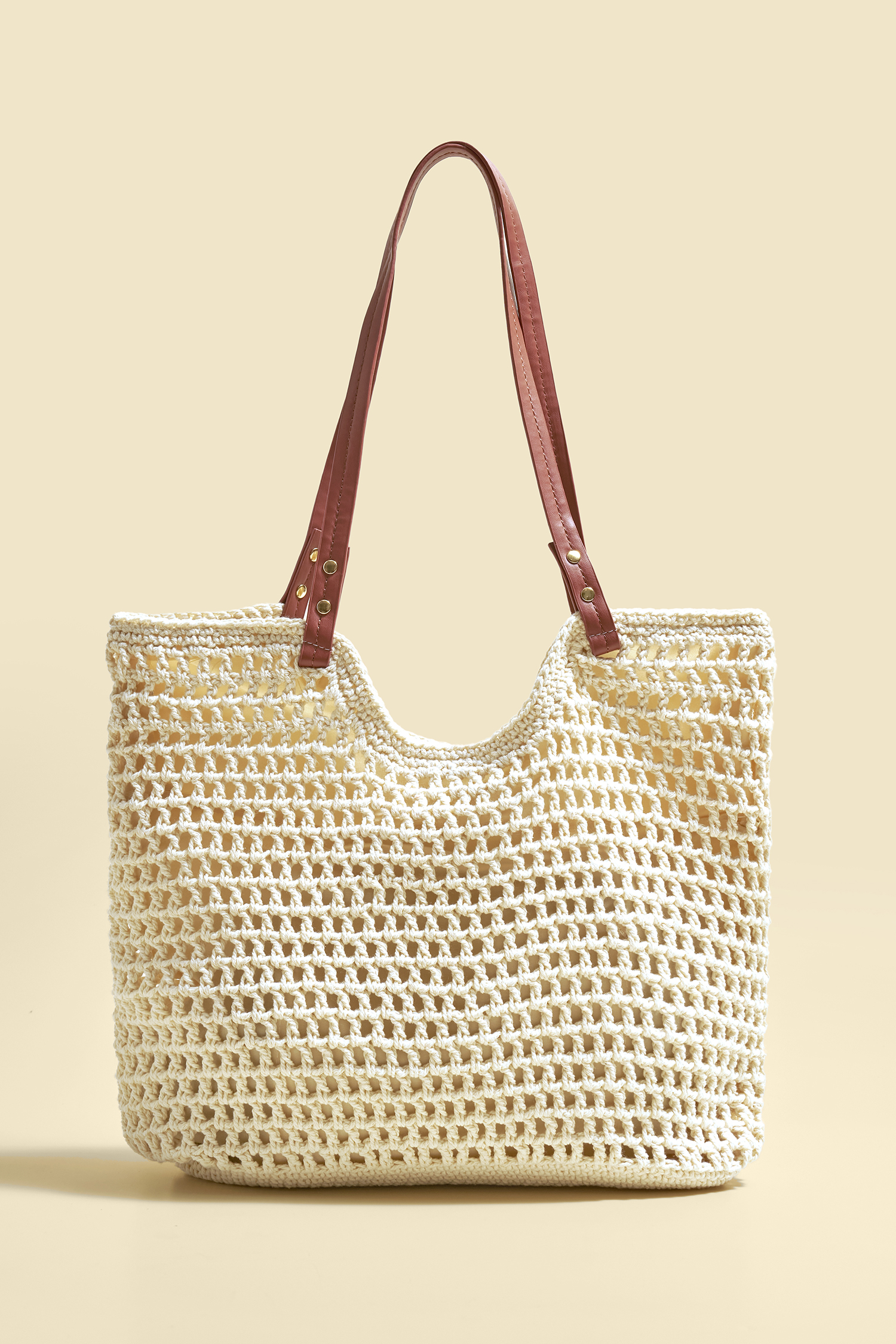 Beigefarbene Tasche mit Kunstlederriemen