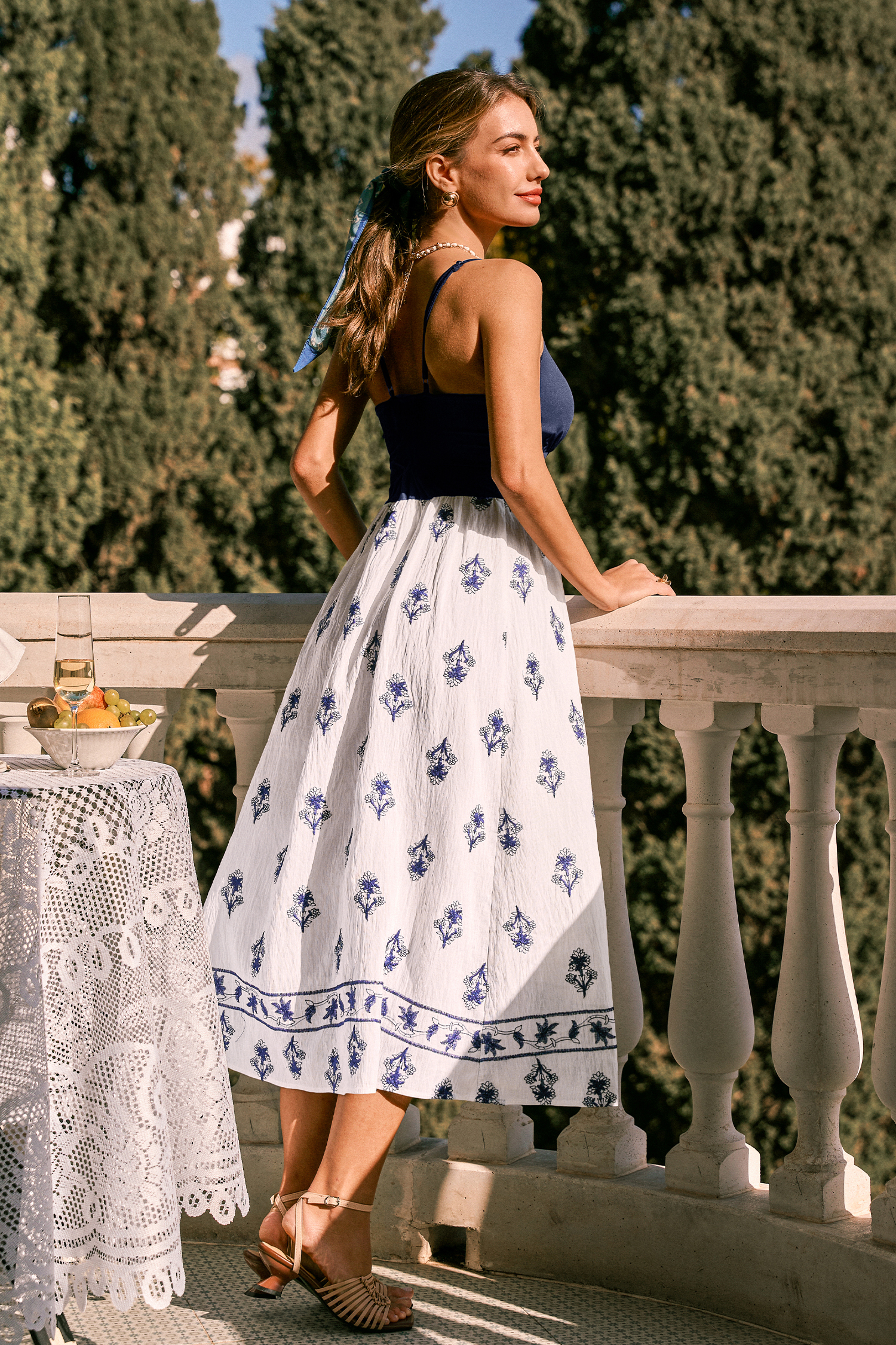 Vestido midi ornamentado que impresiona