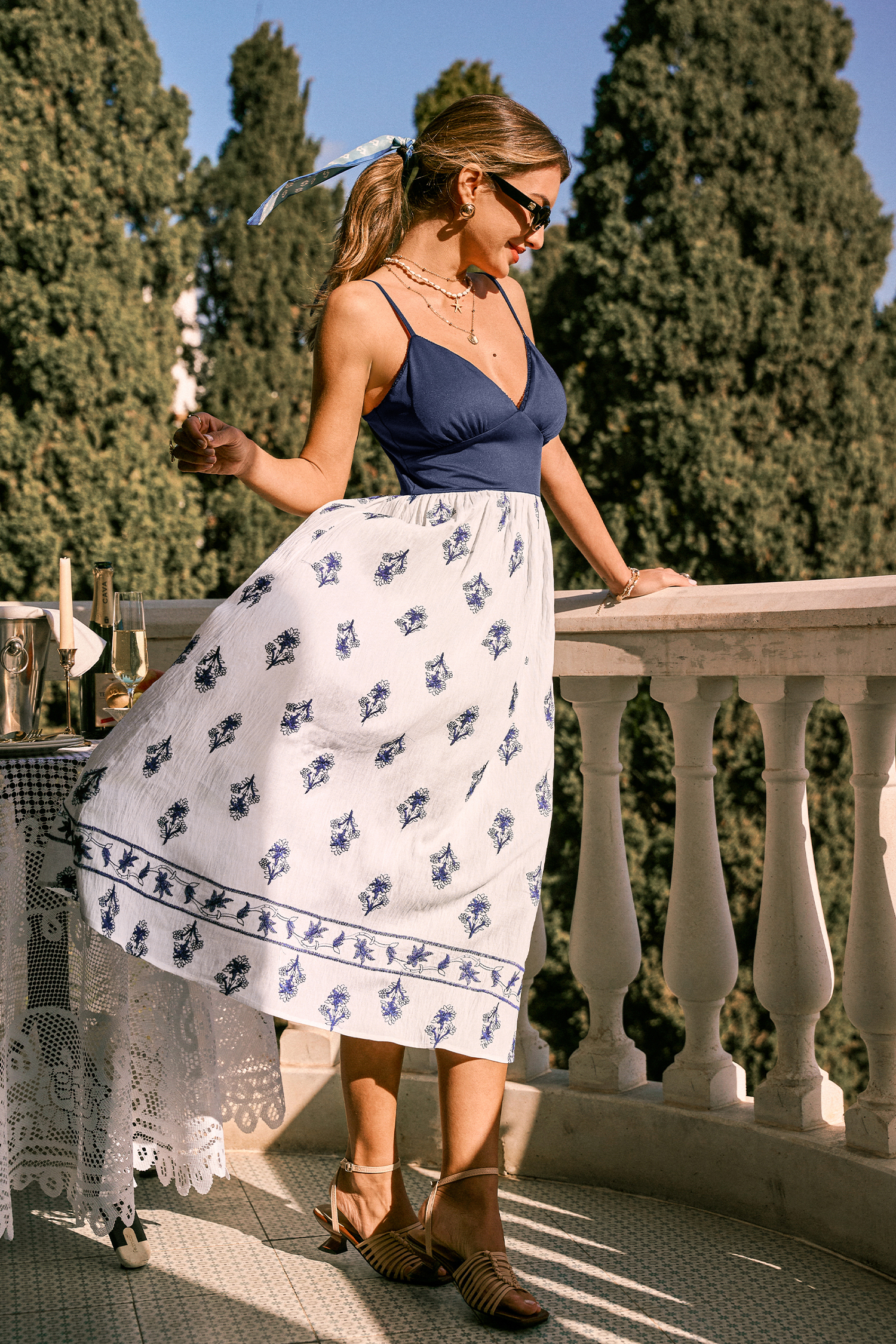 Vestido midi ornamentado que impresiona