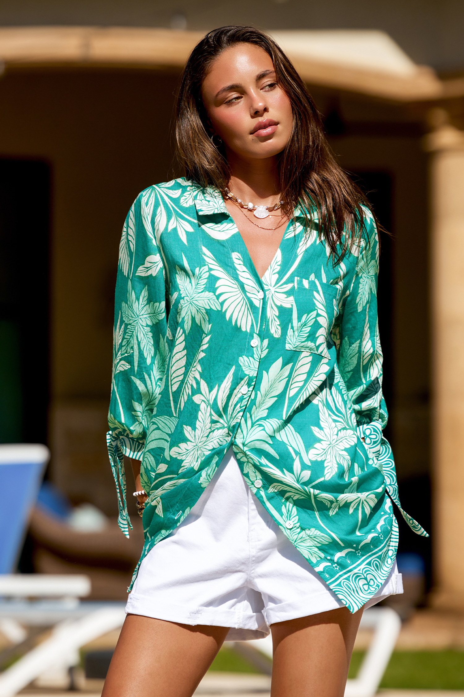 Tropische minijurk om te loungen aan het meer