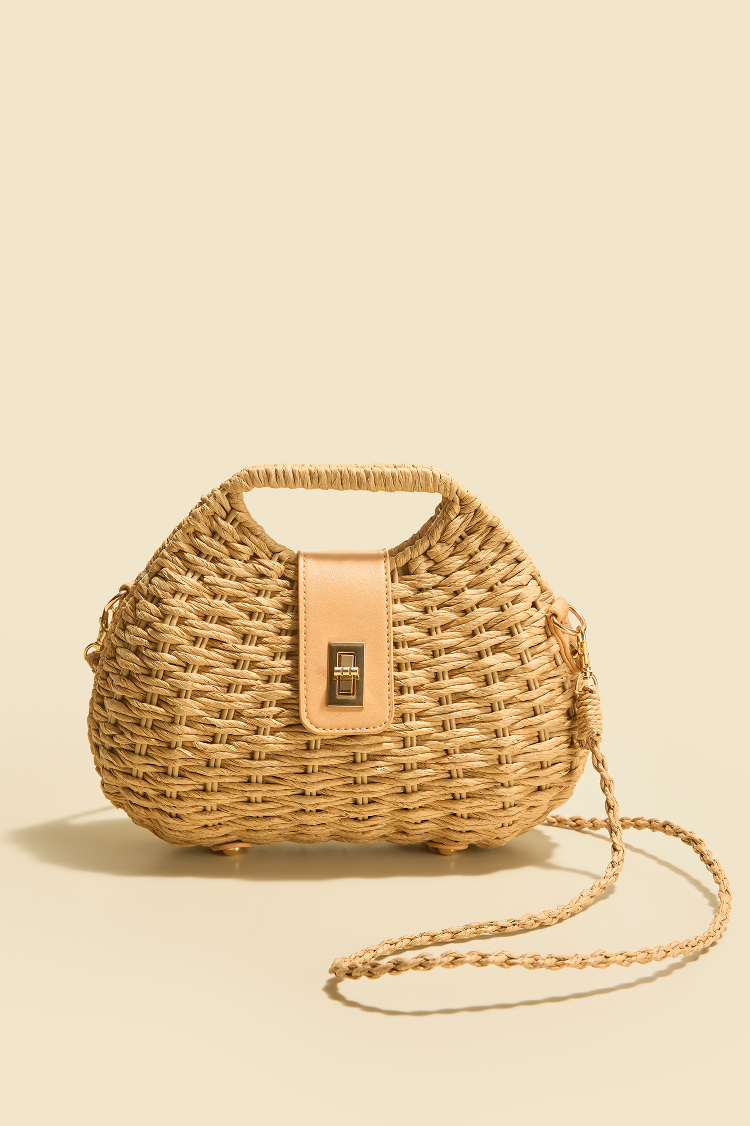 Sac en paille avec bandoulière et détails en similicuir