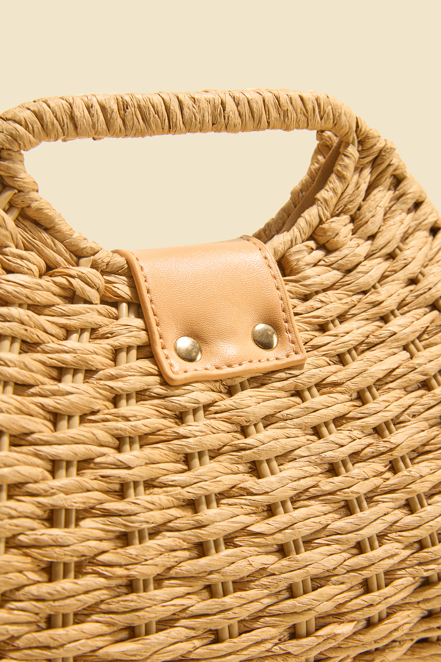 Sac en paille avec bandoulière et détails en similicuir