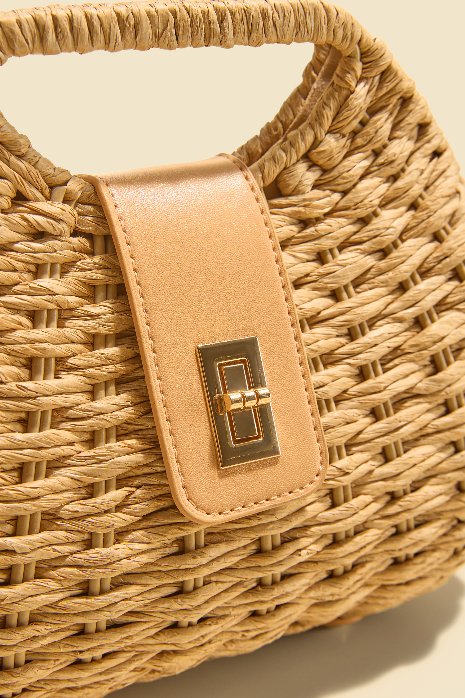 Sac en paille avec bandoulière et détails en similicuir