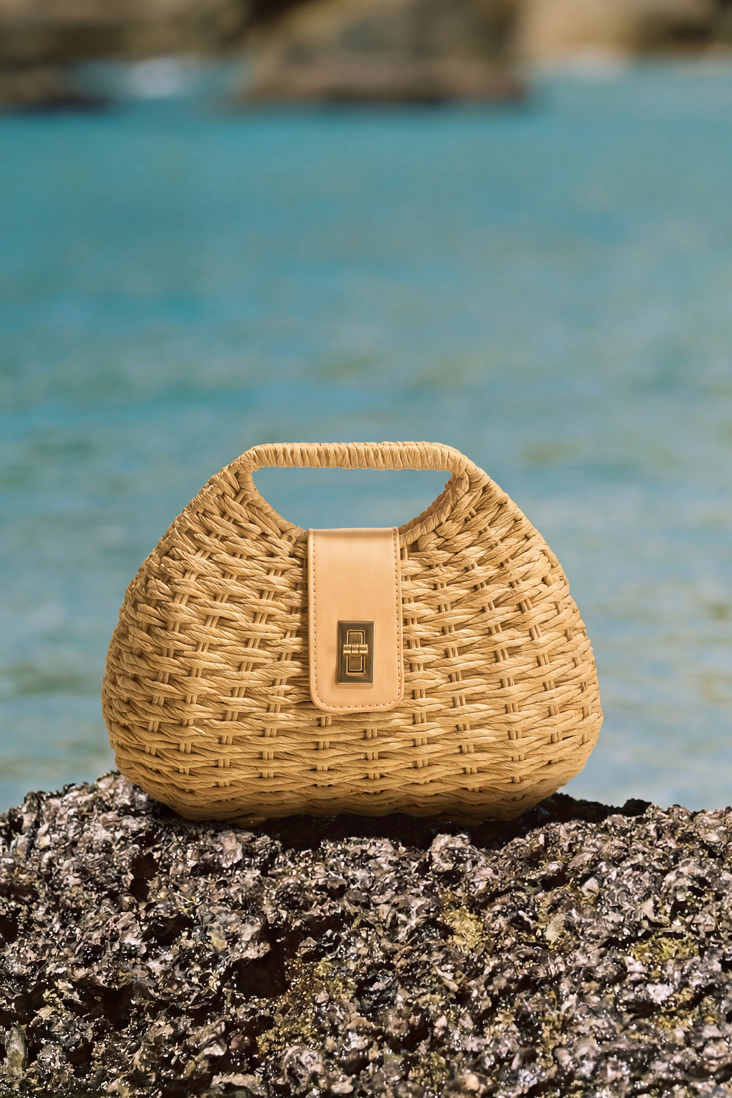 Sac en paille avec bandoulière et détails en similicuir