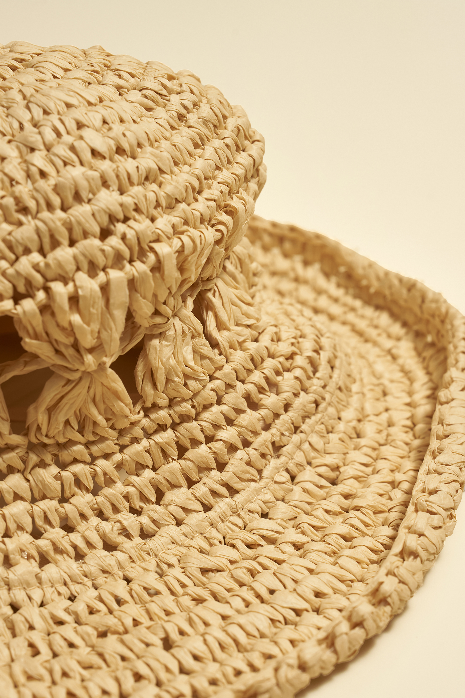 Khakifarbener Strohhut mit breiter Krempe