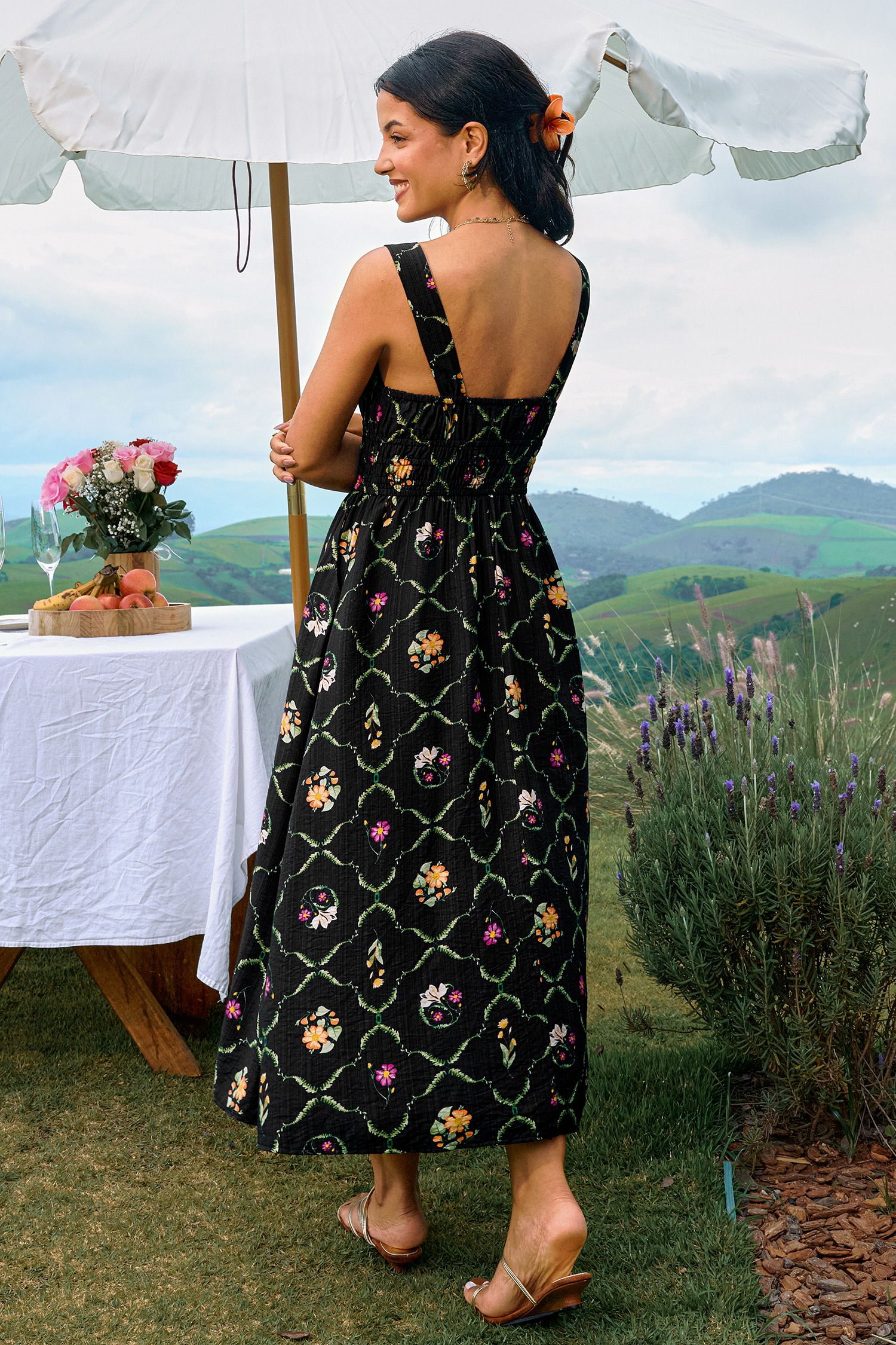 Robe noire florale col carré