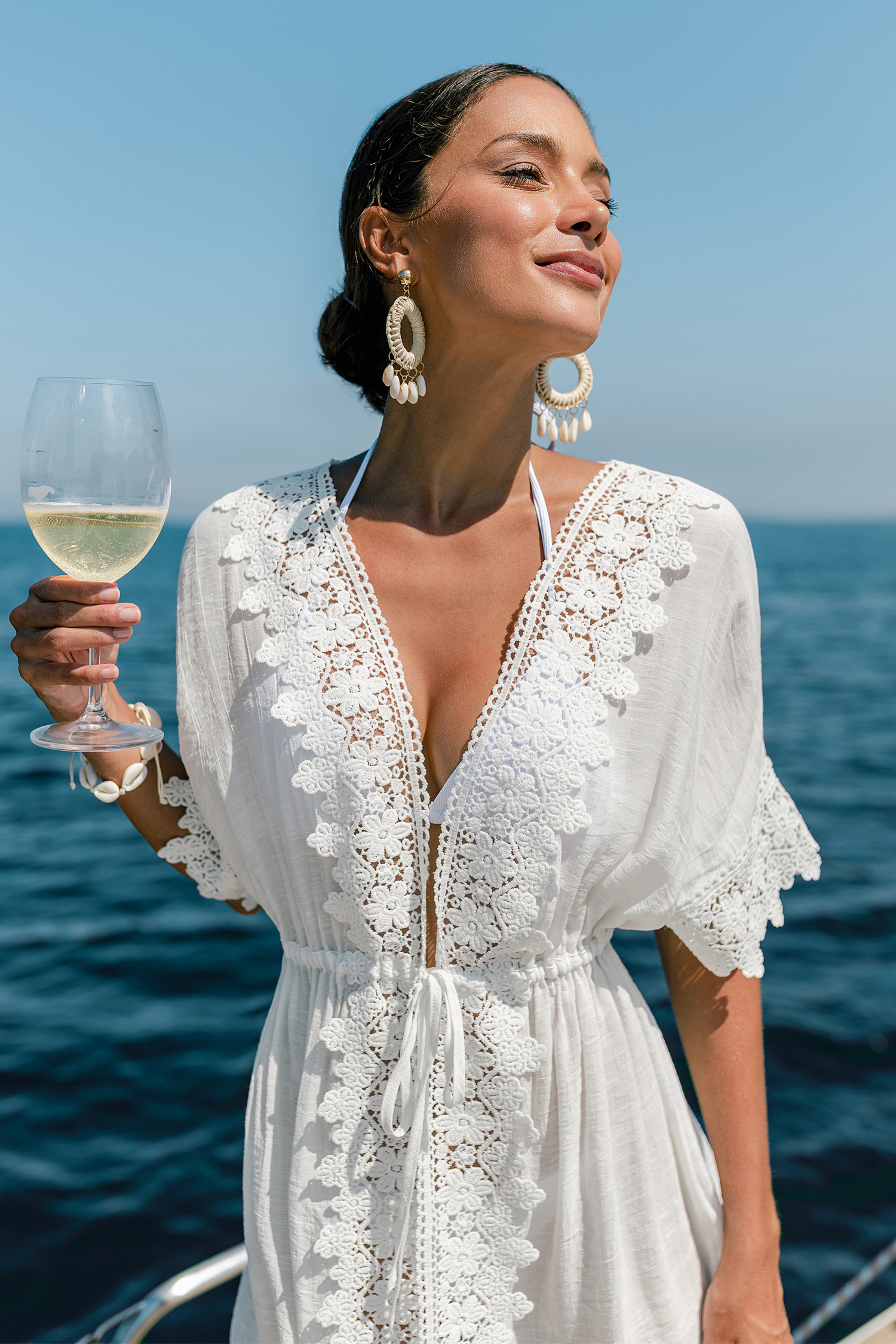 Robe courte cover up de plage blanche au style épuré