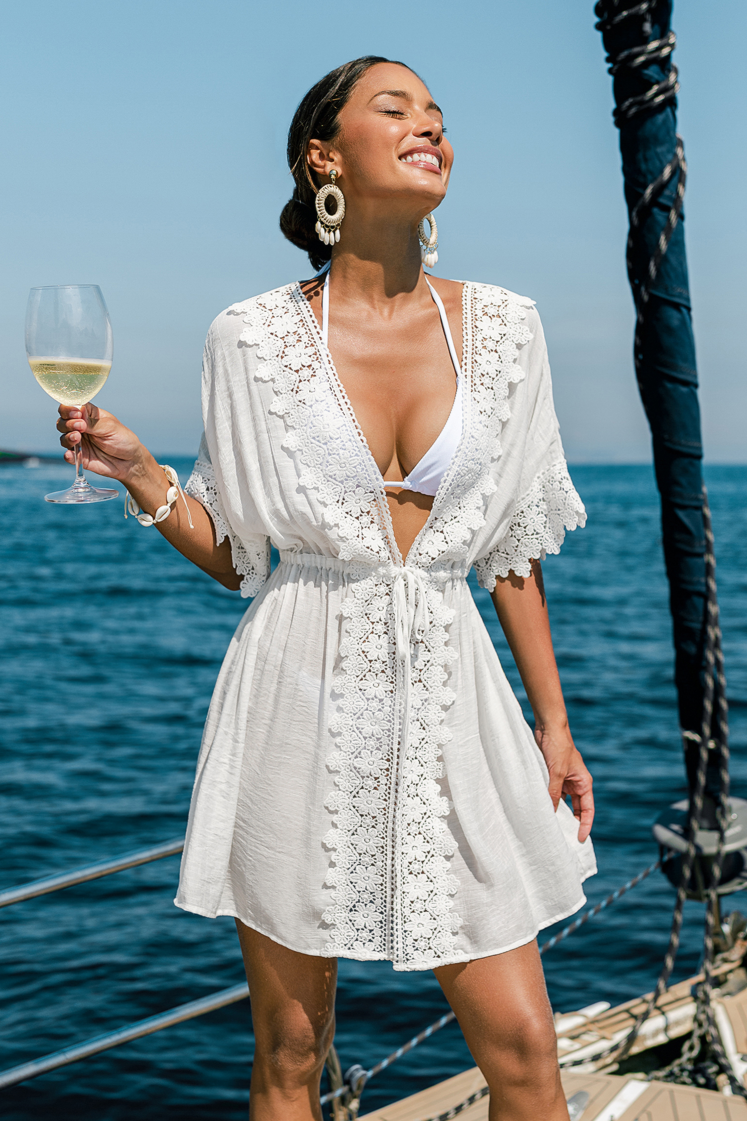 Robe courte cover up de plage blanche au style épuré
