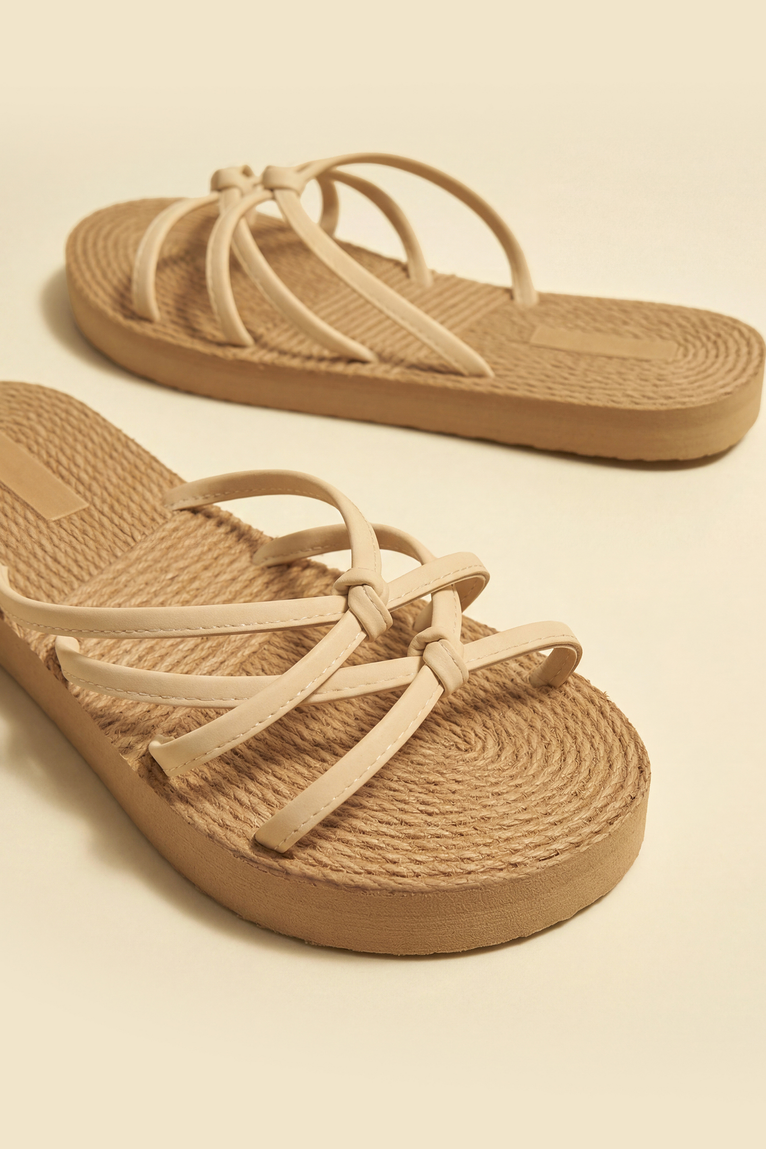 Sandales blanches à brides nouées