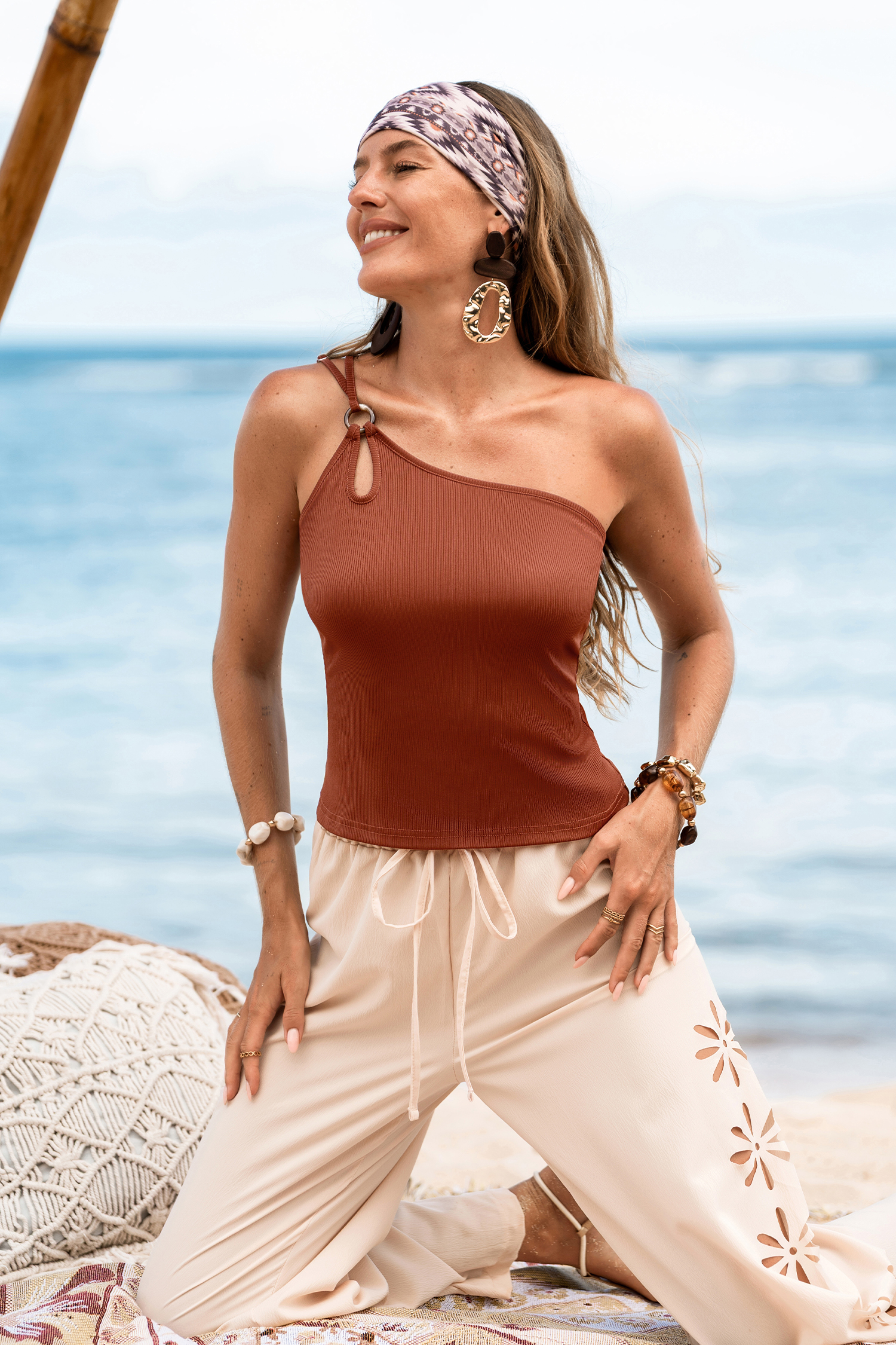 Top couleur brique au style chaleureux