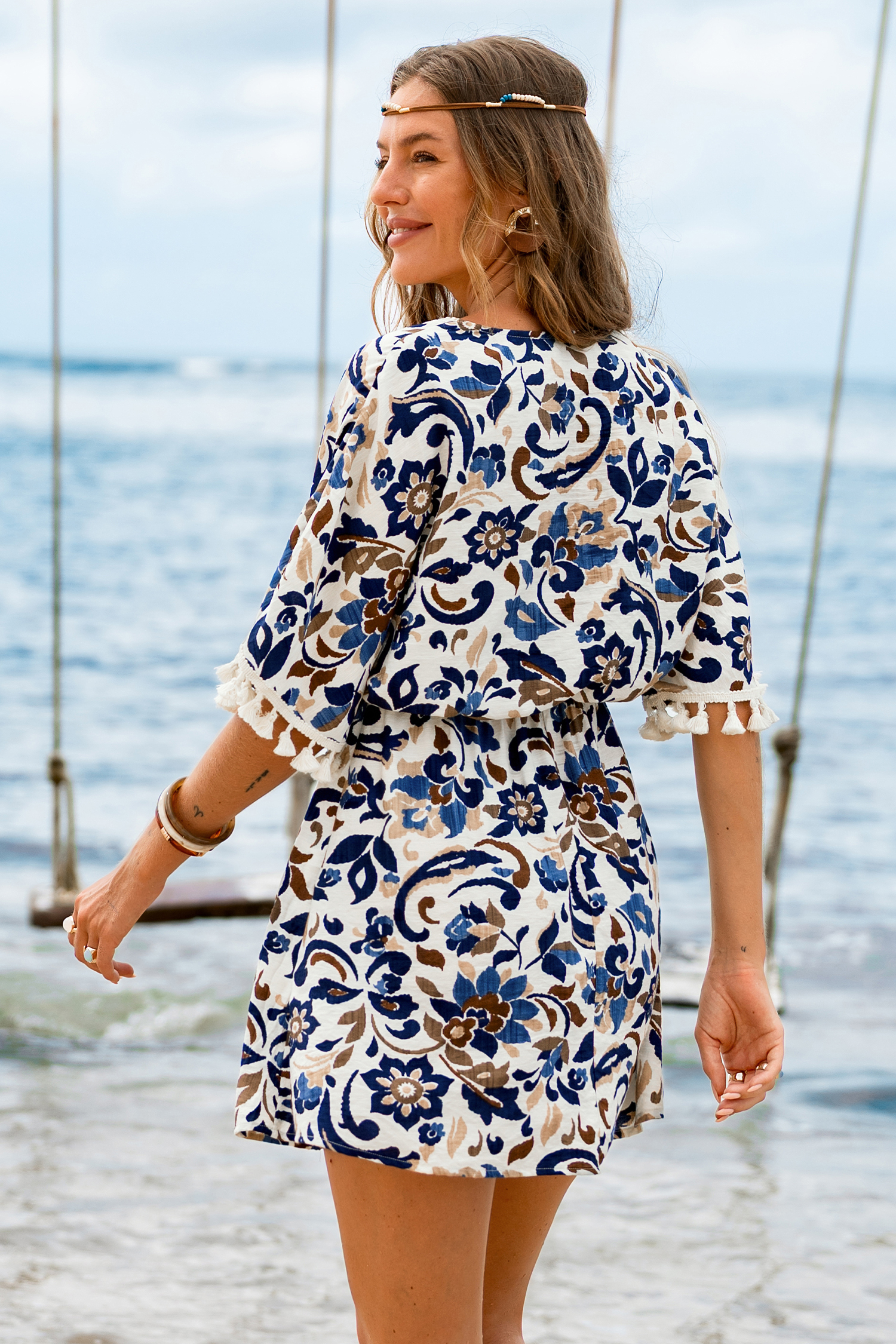 Op een retraite: een sierlijke mini-jurk