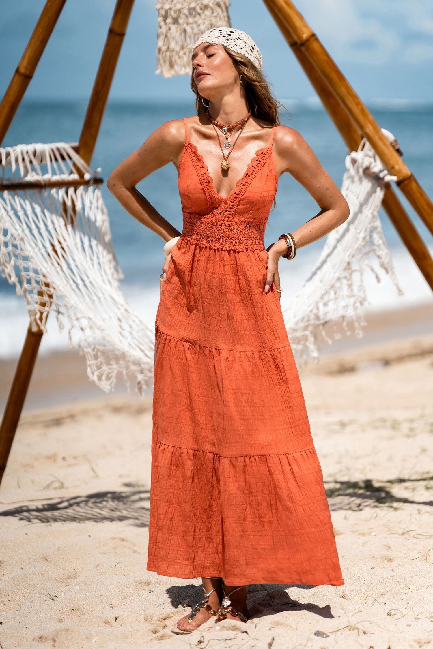 Glamoureuze oranje maxi-jurk voor een vakantie