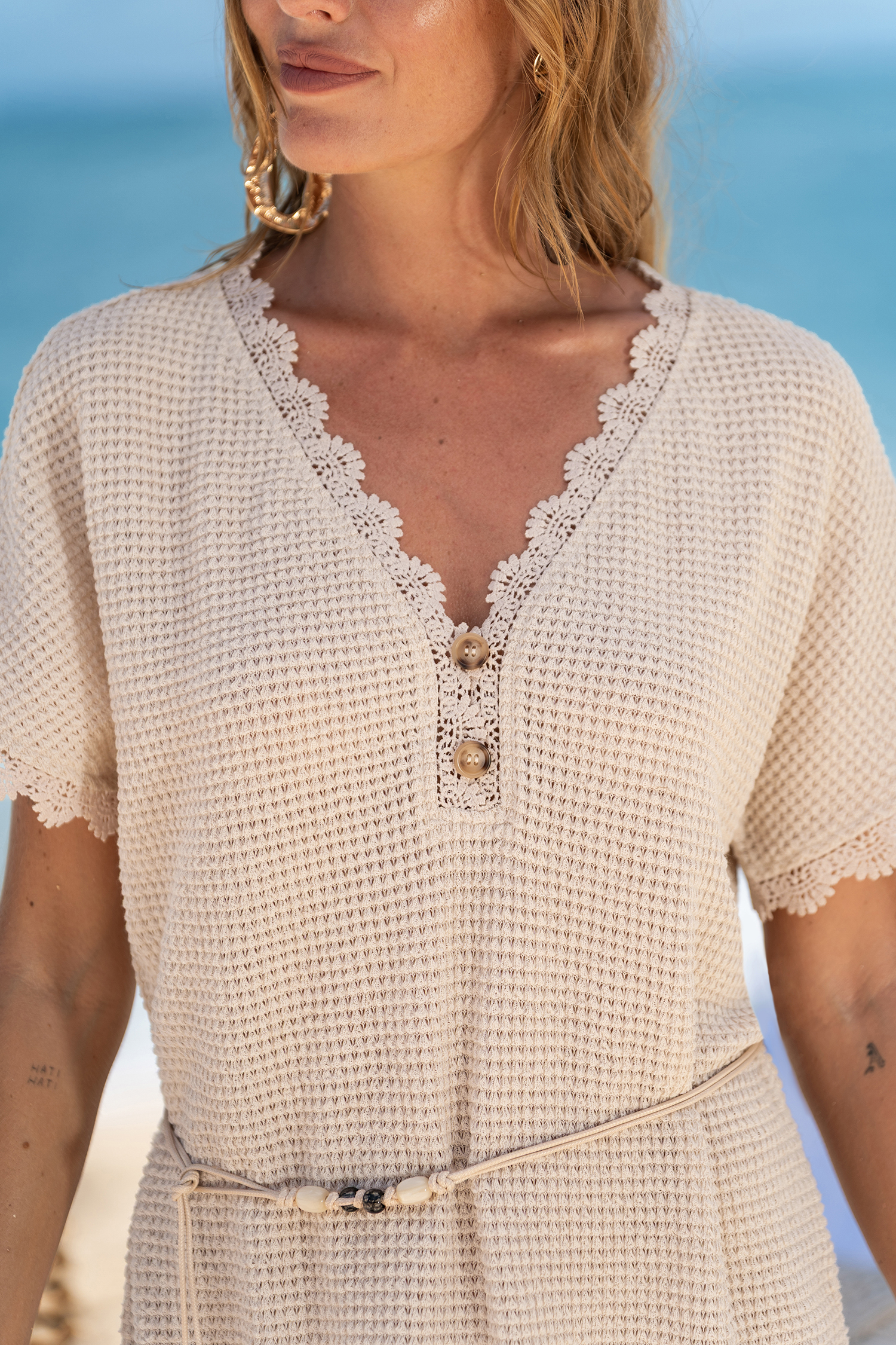 Robe courte cover up de plage beige à l’allure douce