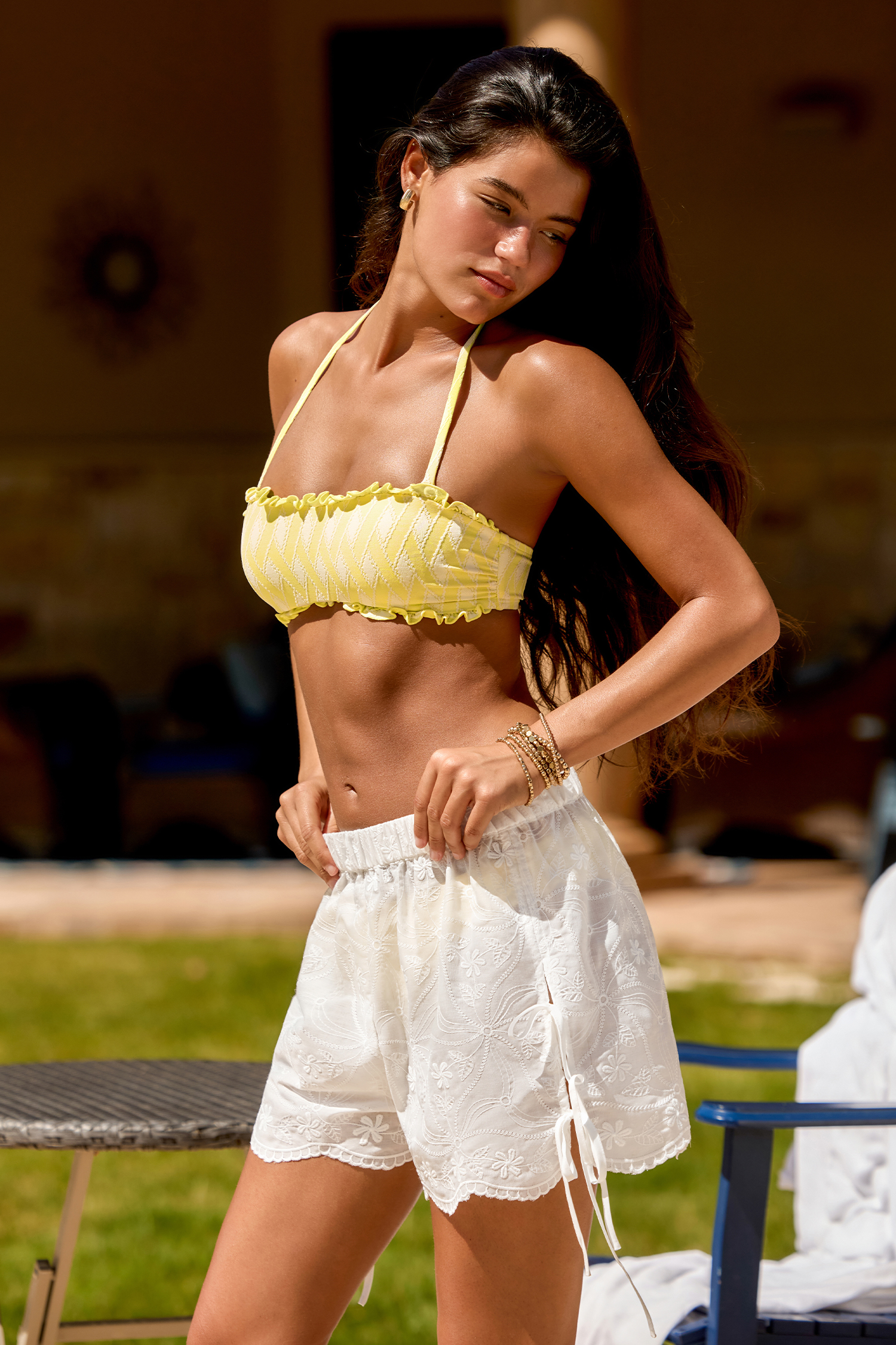 Spring in een witte cover-up short