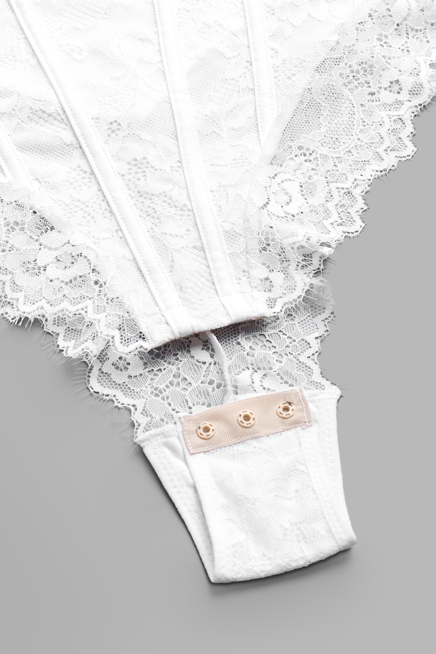 Weißer Bügel-Shapewear-Body mit Druckknopfverschluss