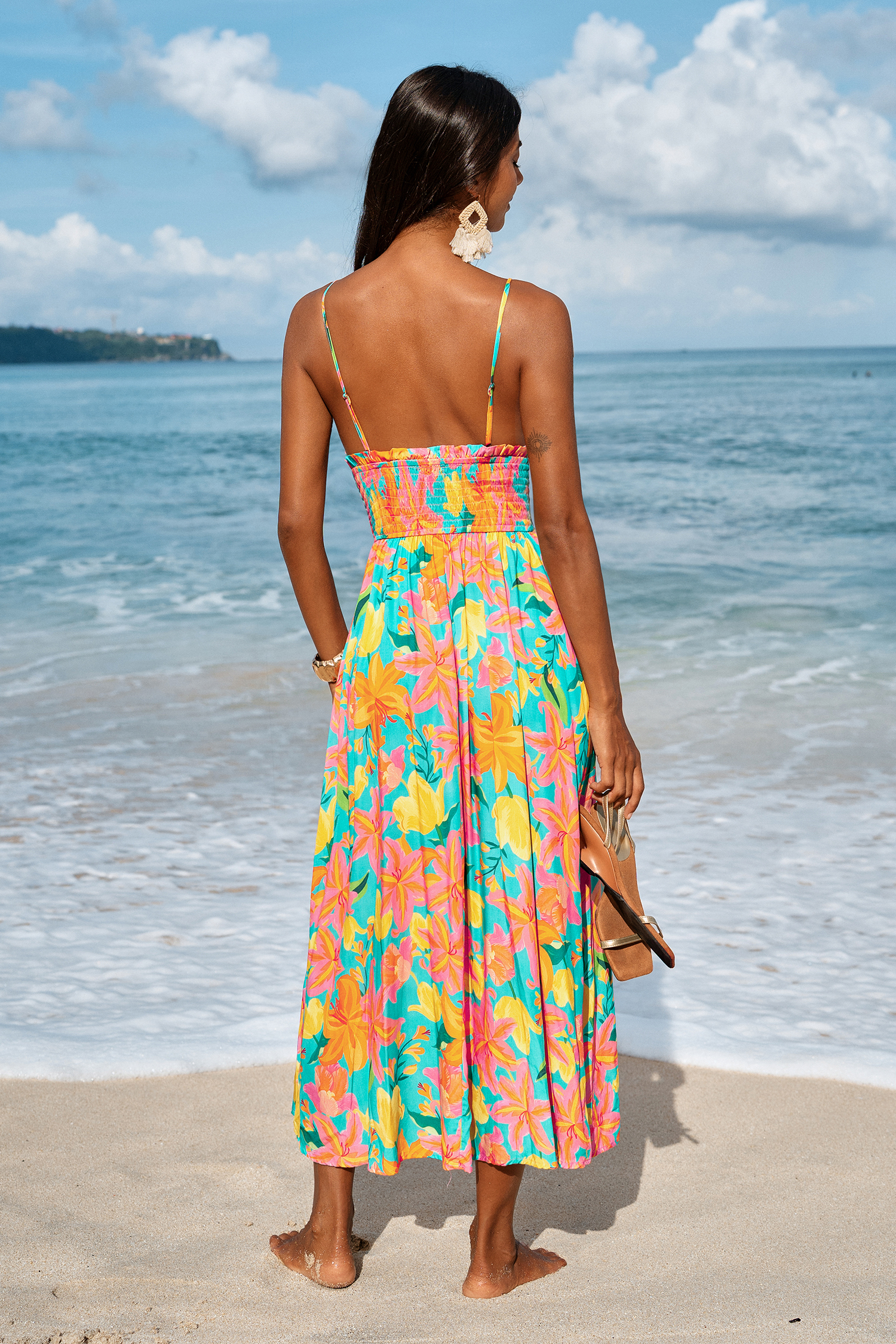 Tropisches Maxi-Strandkleid mit tiefem Ausschnitt