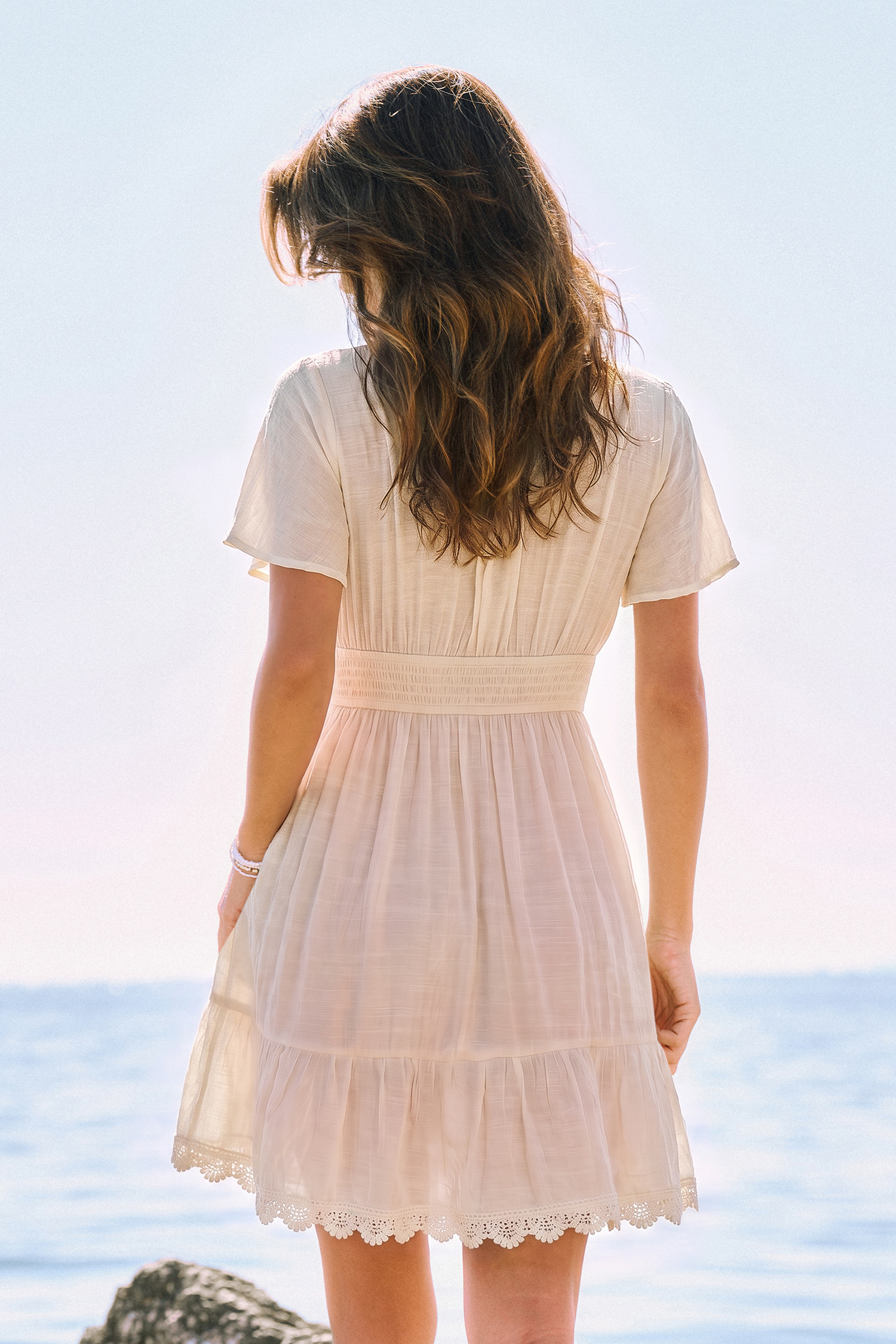 Neutrales Kurzarm Mini-Strandkleid mit Spitzenbesatz