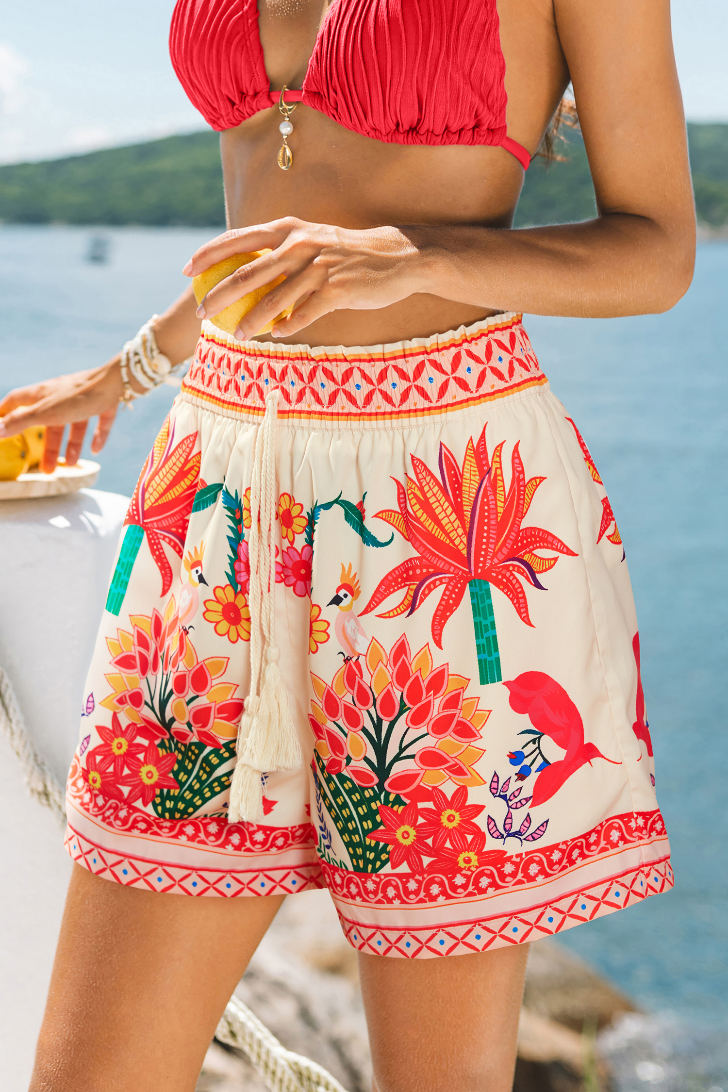 Short tropical léger et joyeux