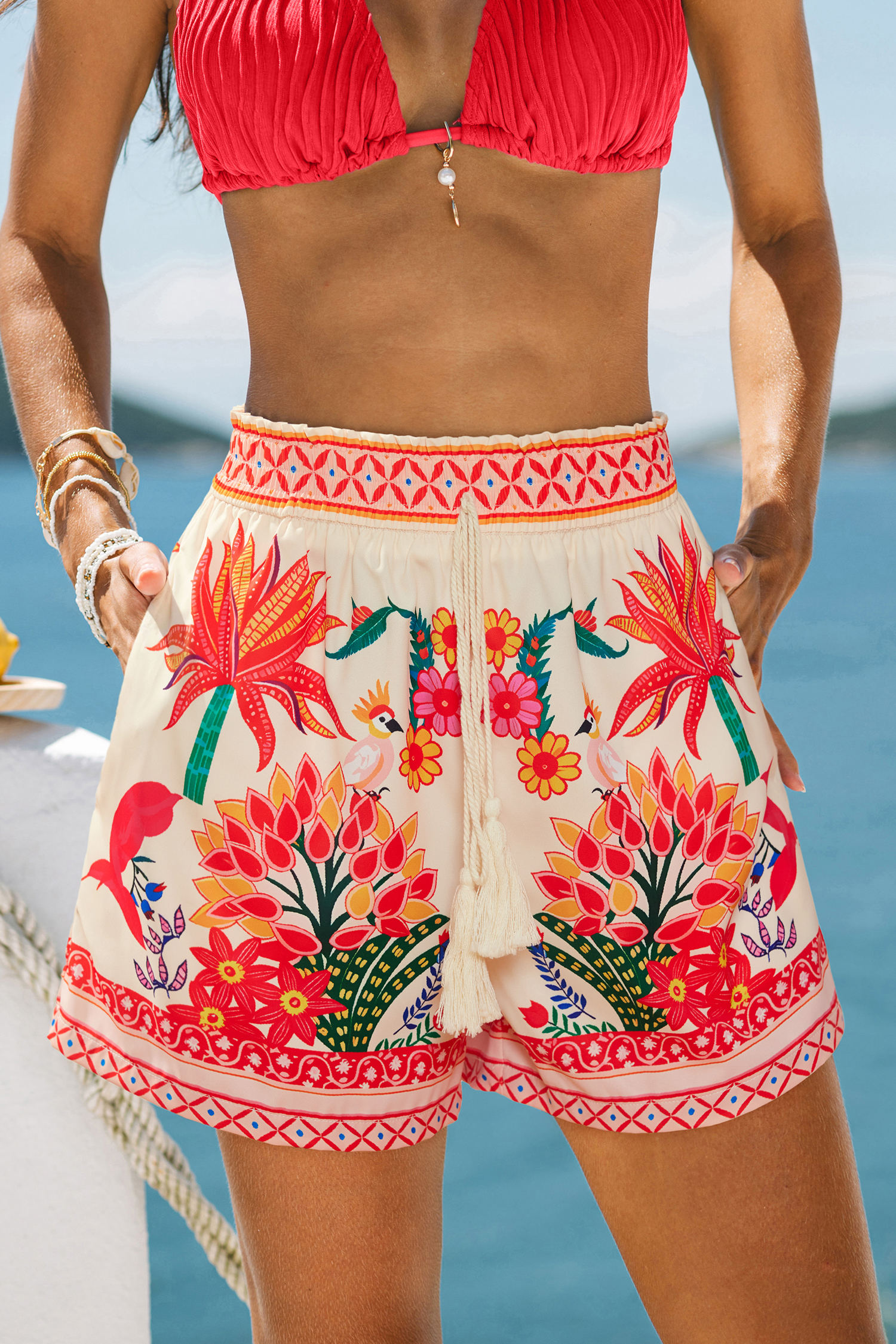 Short tropical léger et joyeux