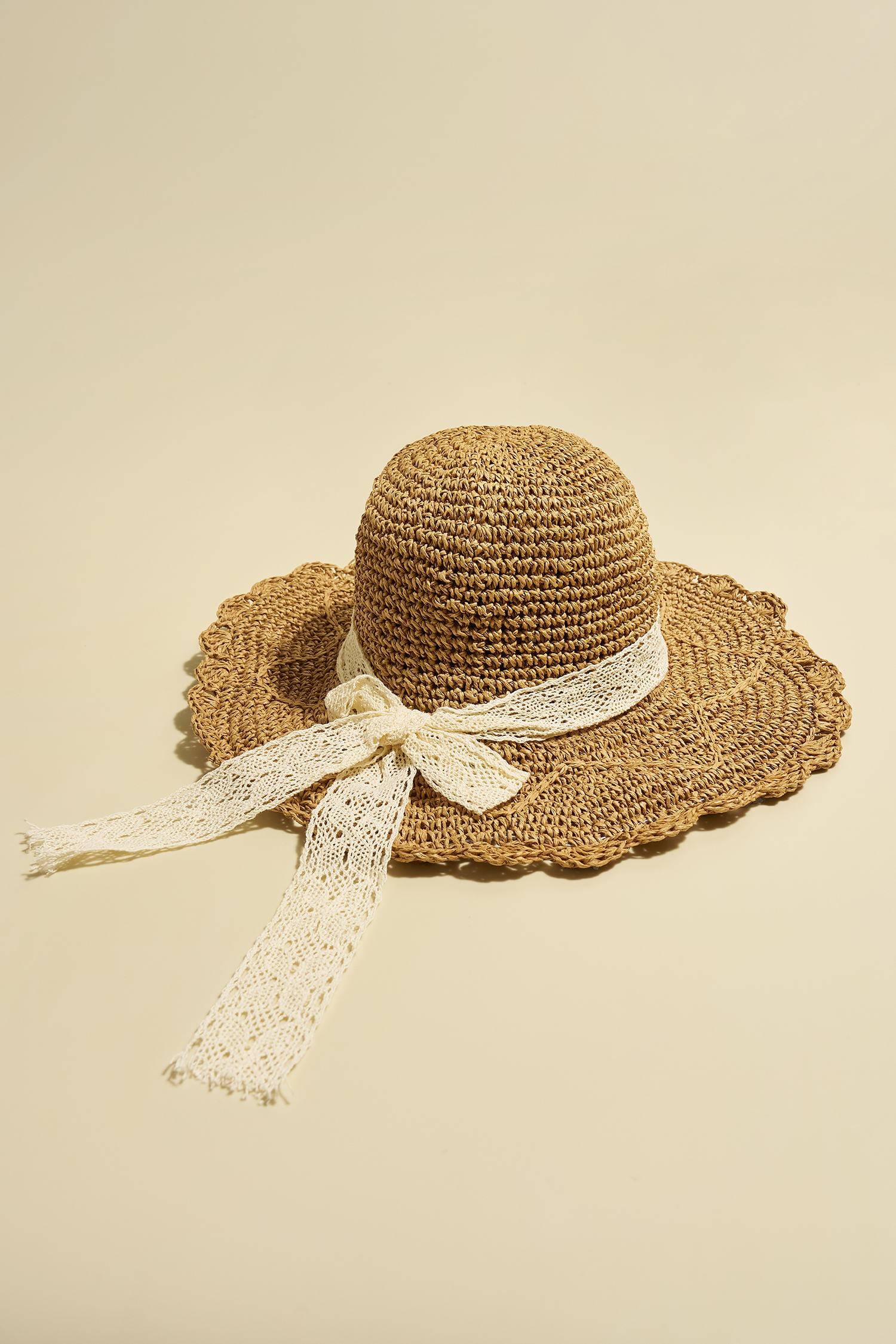 Chapeau de paille avec ruban décoratif