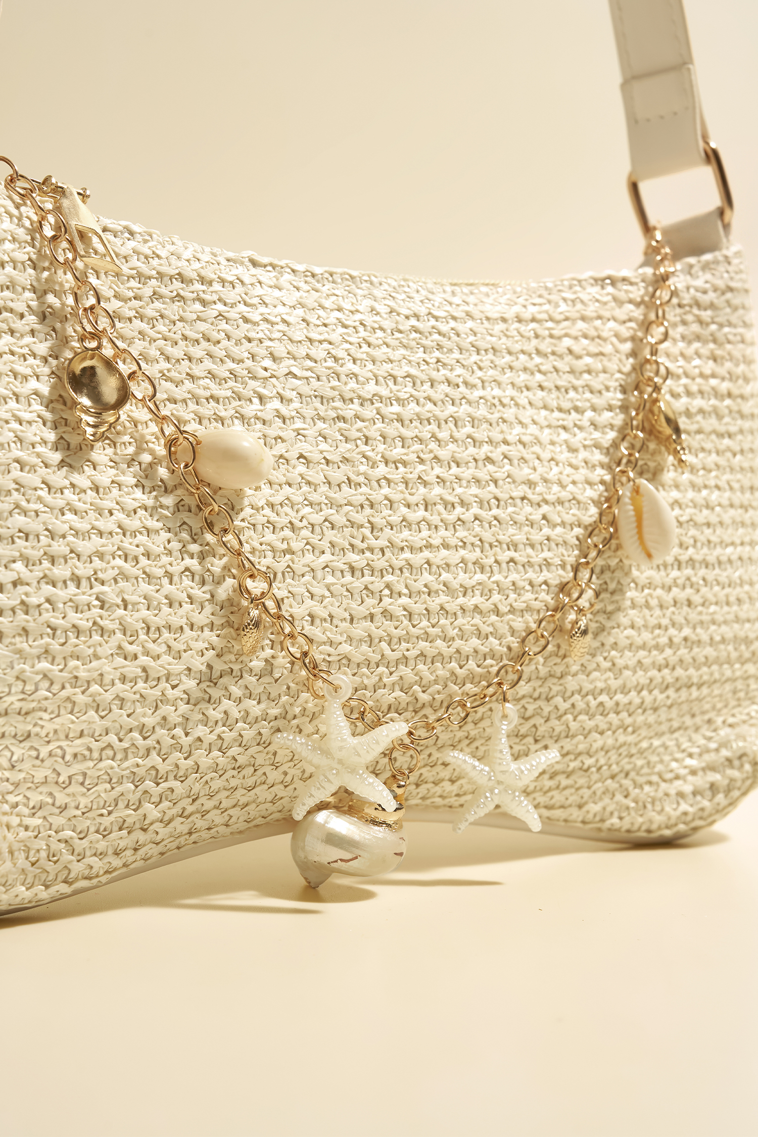 La culpa es del sol. Bolso beige.