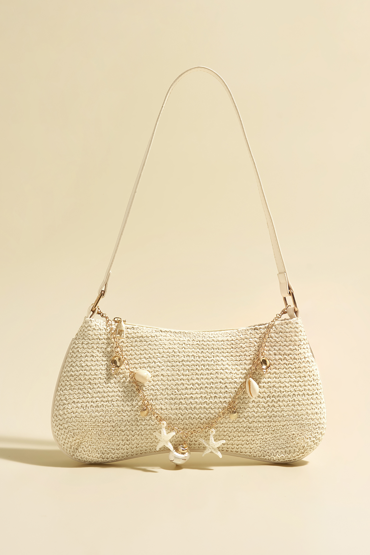 La culpa es del sol. Bolso beige.