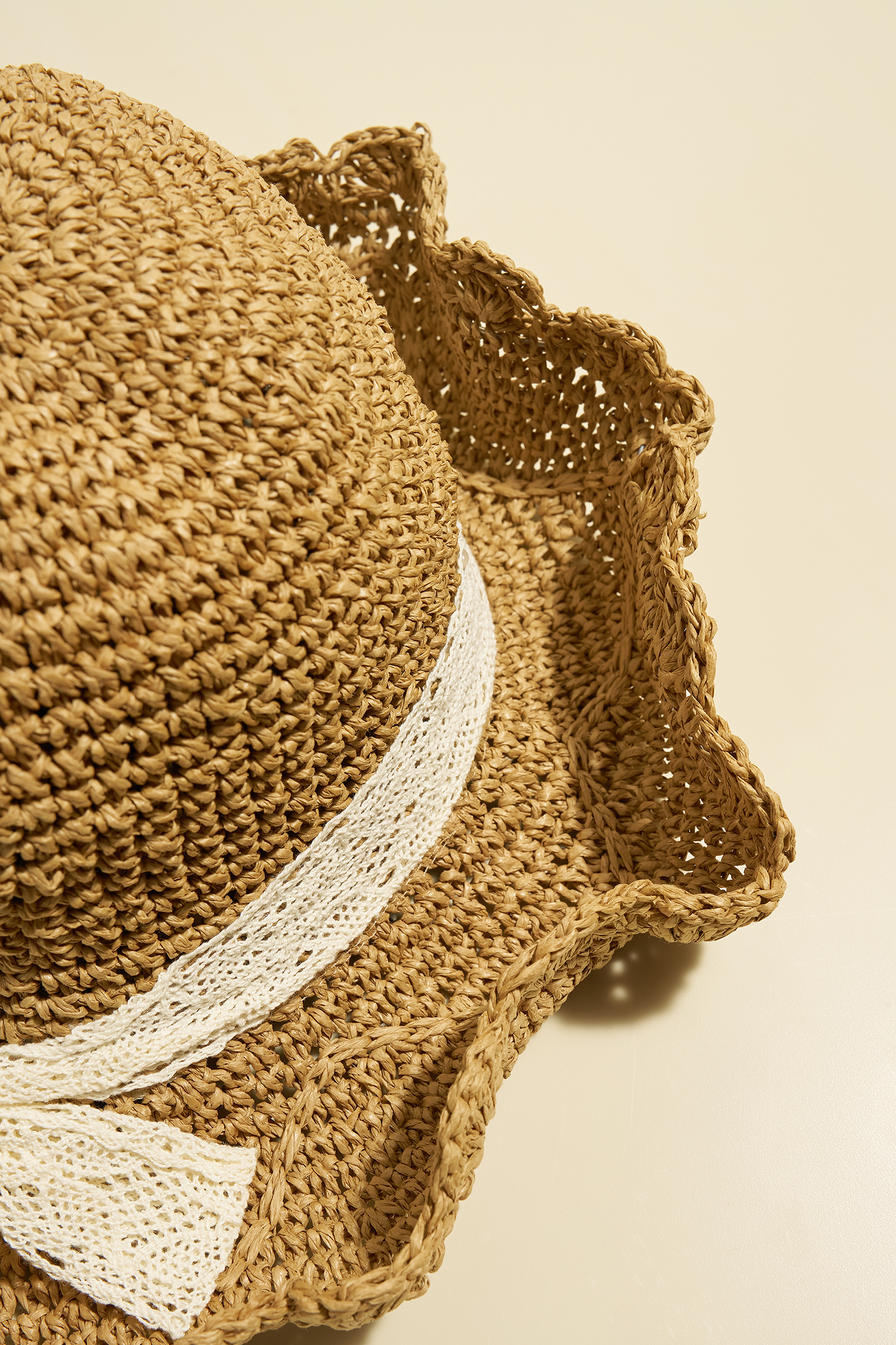 Chapeau de paille avec ruban décoratif