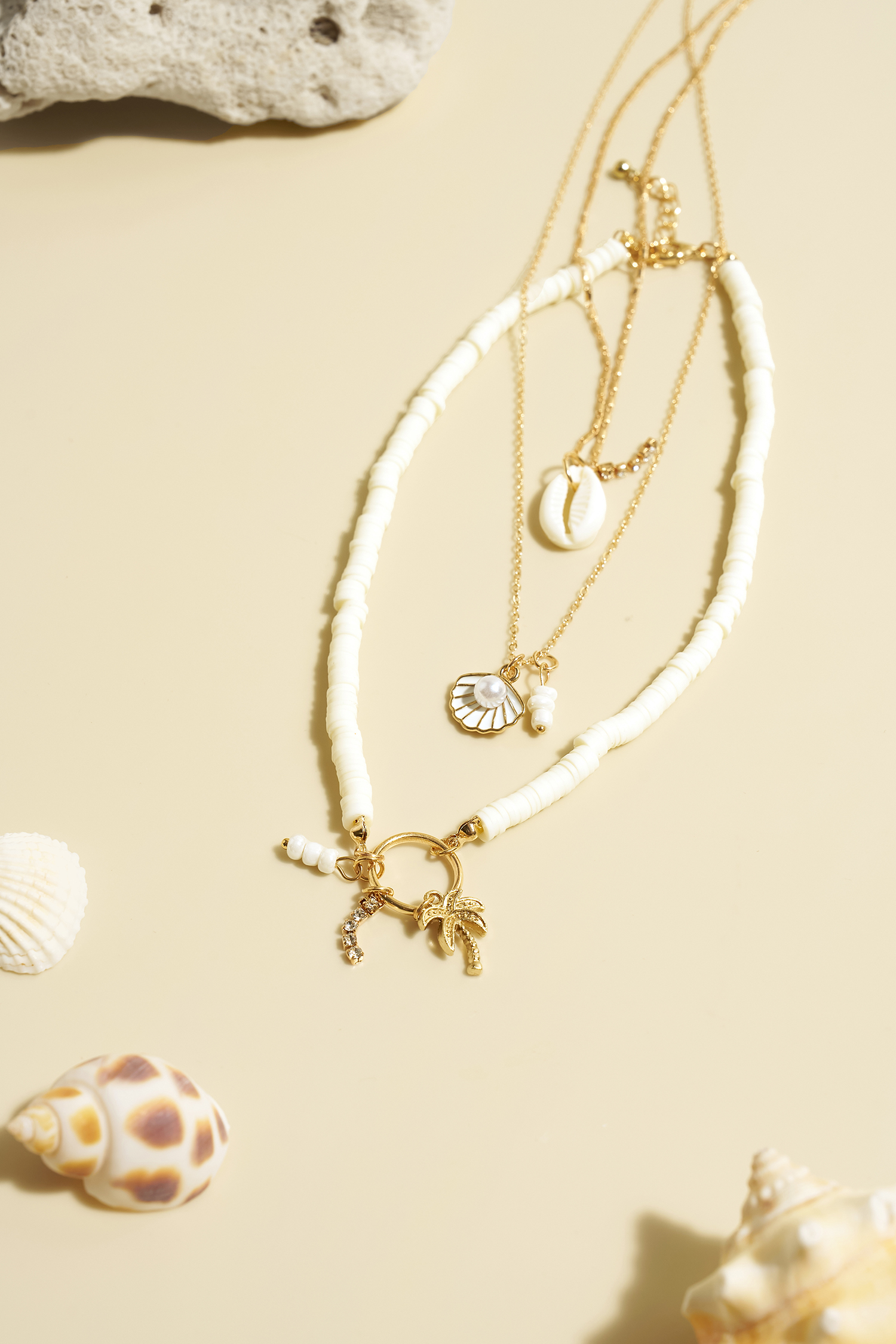 Conjunto de collar y collar de oro con diseño de conchas marinas