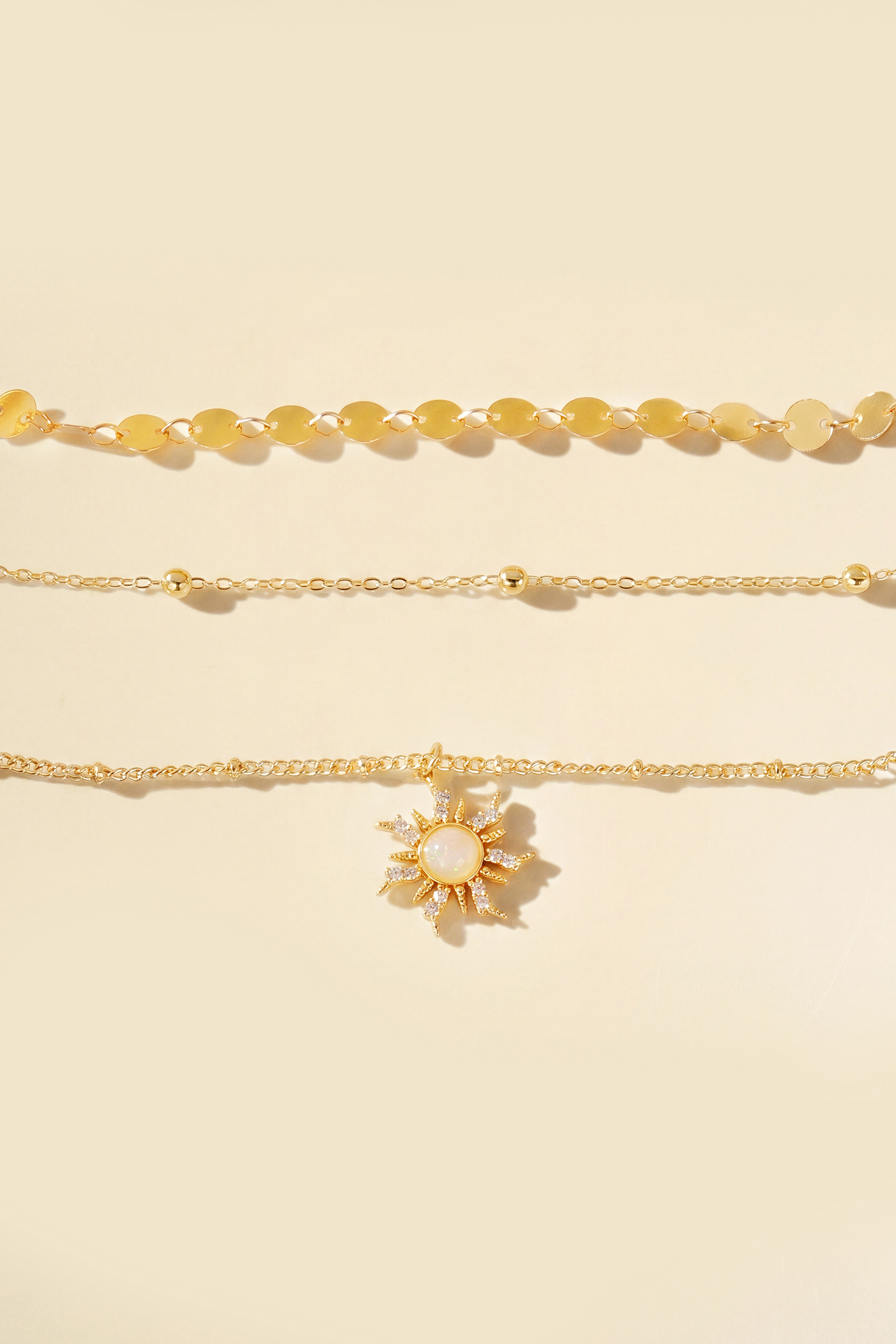 Ensemble de colliers dorés décoratifs