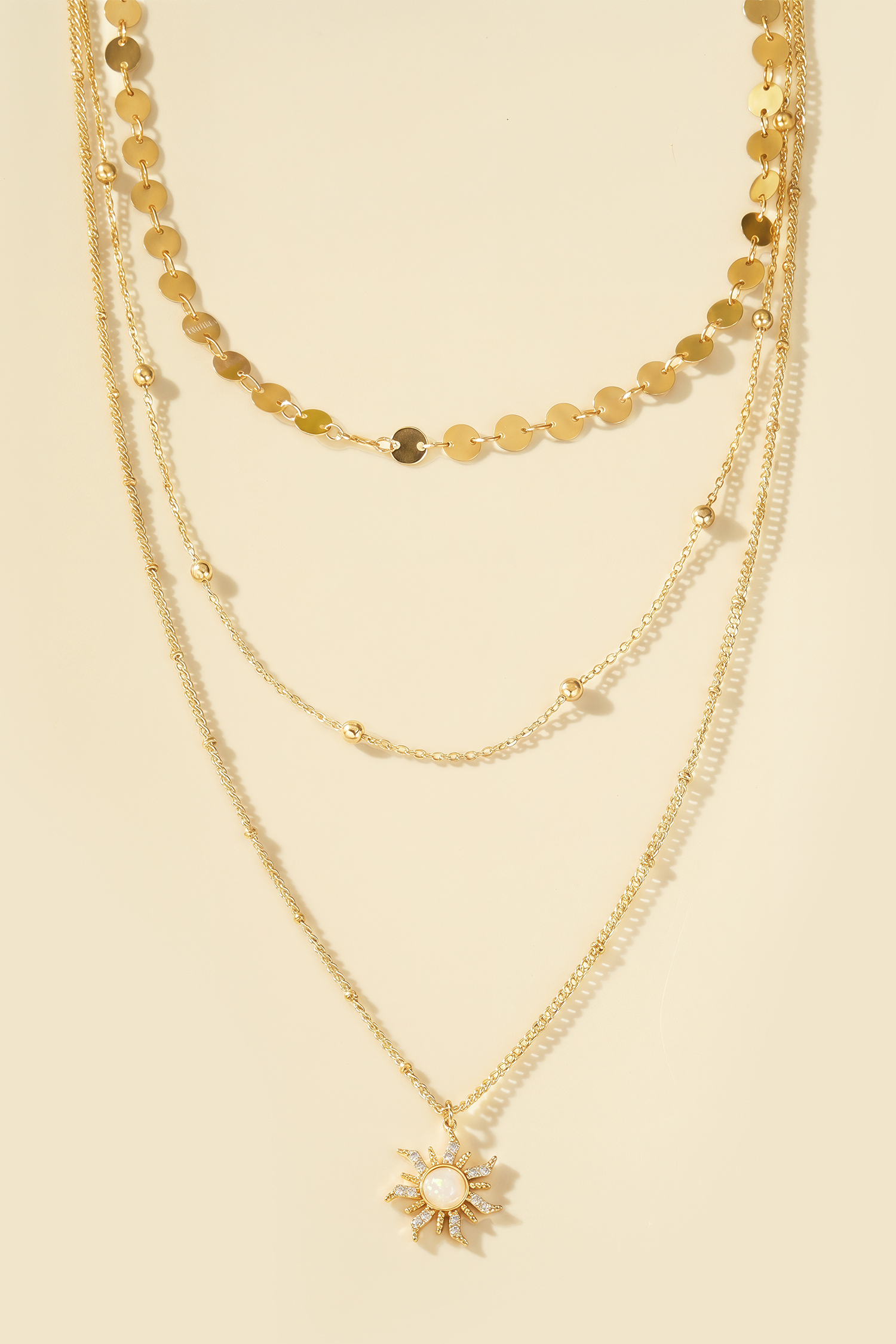 Conjunto de collar y collar en tono dorado 