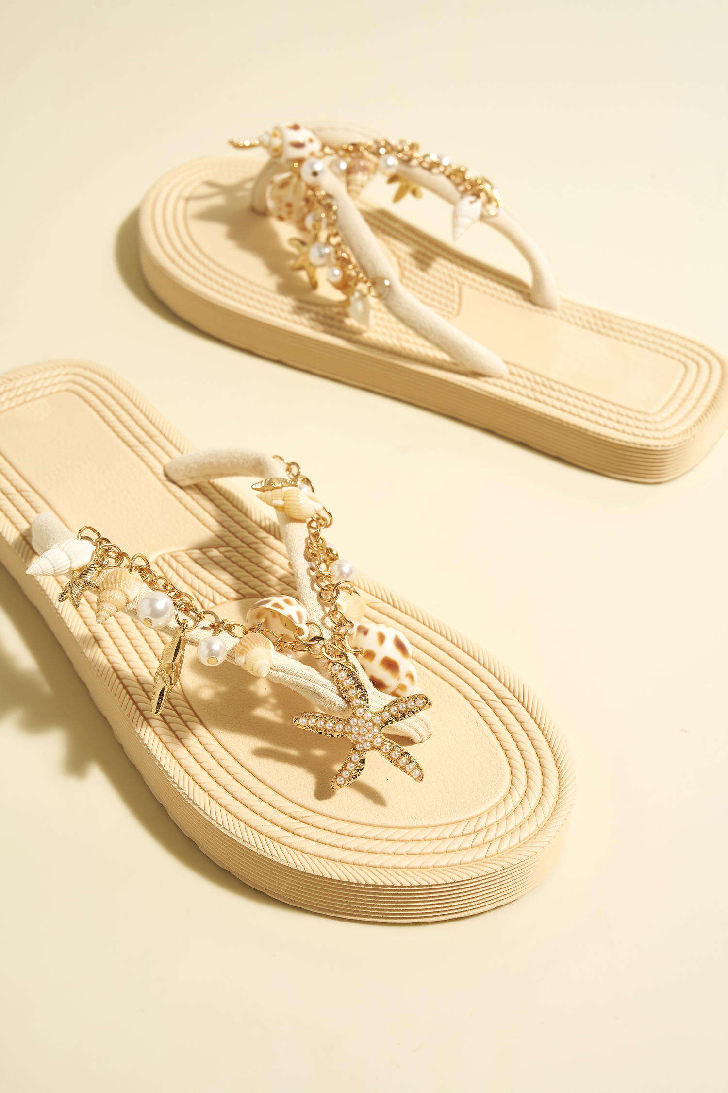 Cremefarbene Flip-Flops