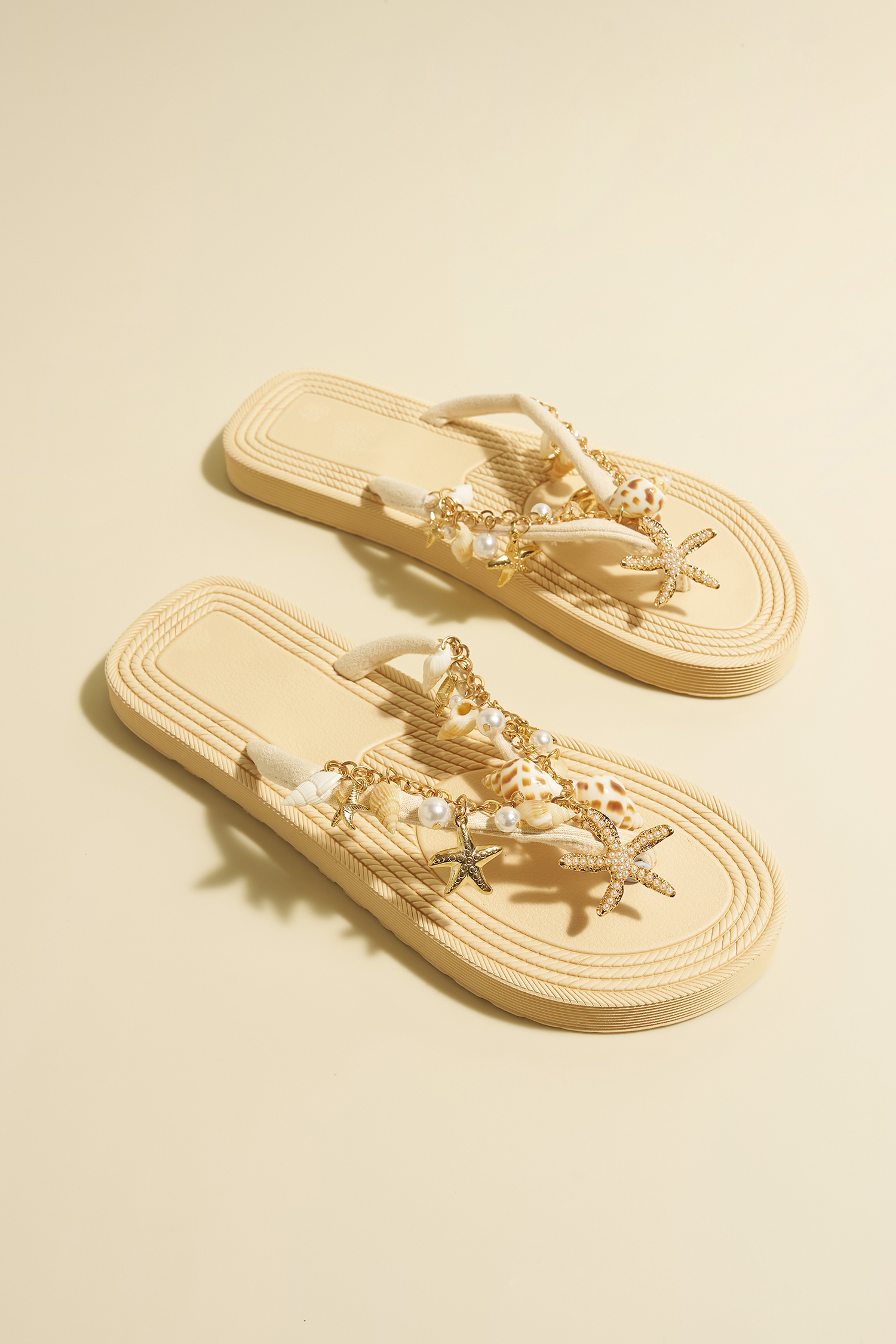 Cremefarbene Flip-Flops