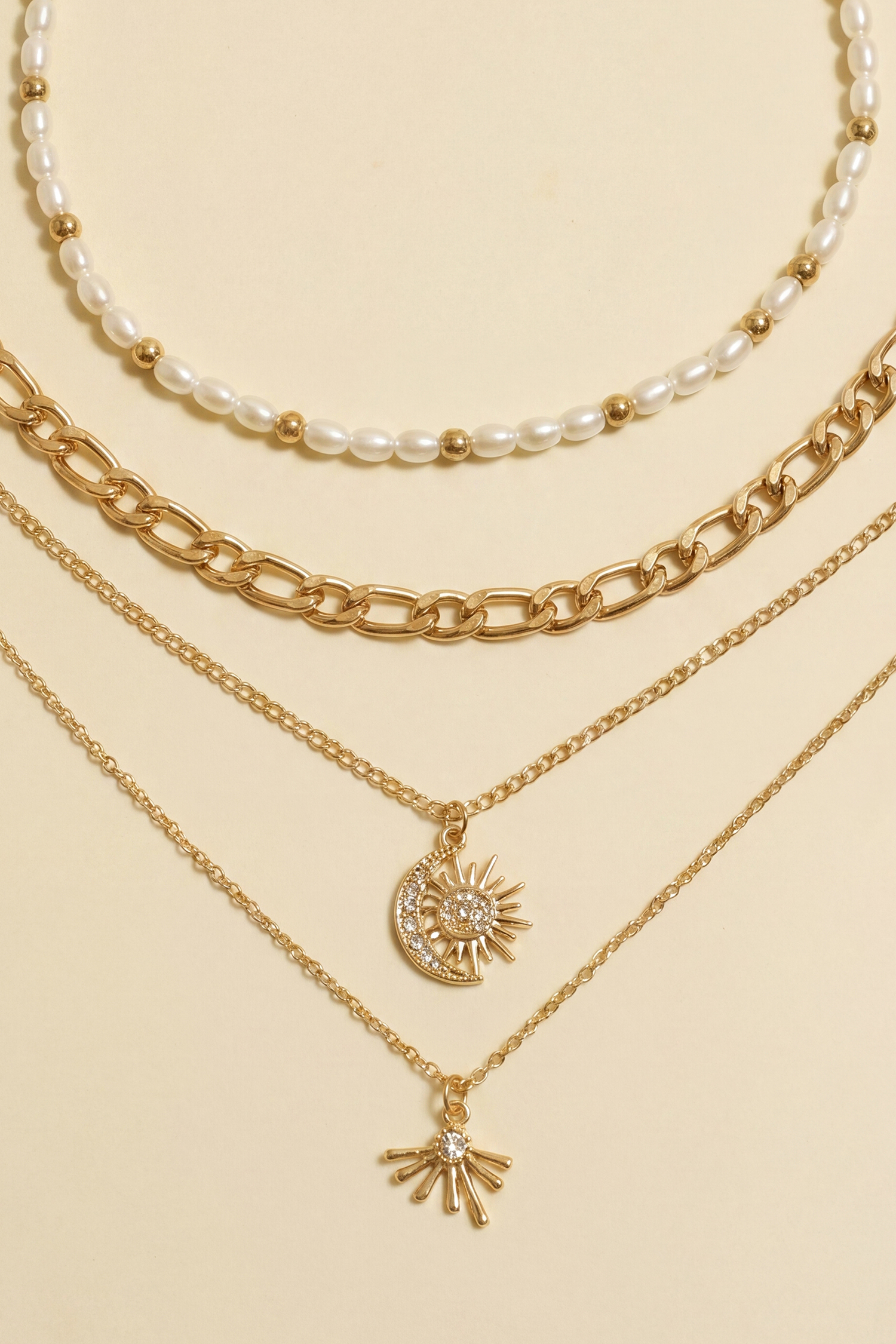 Ensemble de colliers dorés coquillage