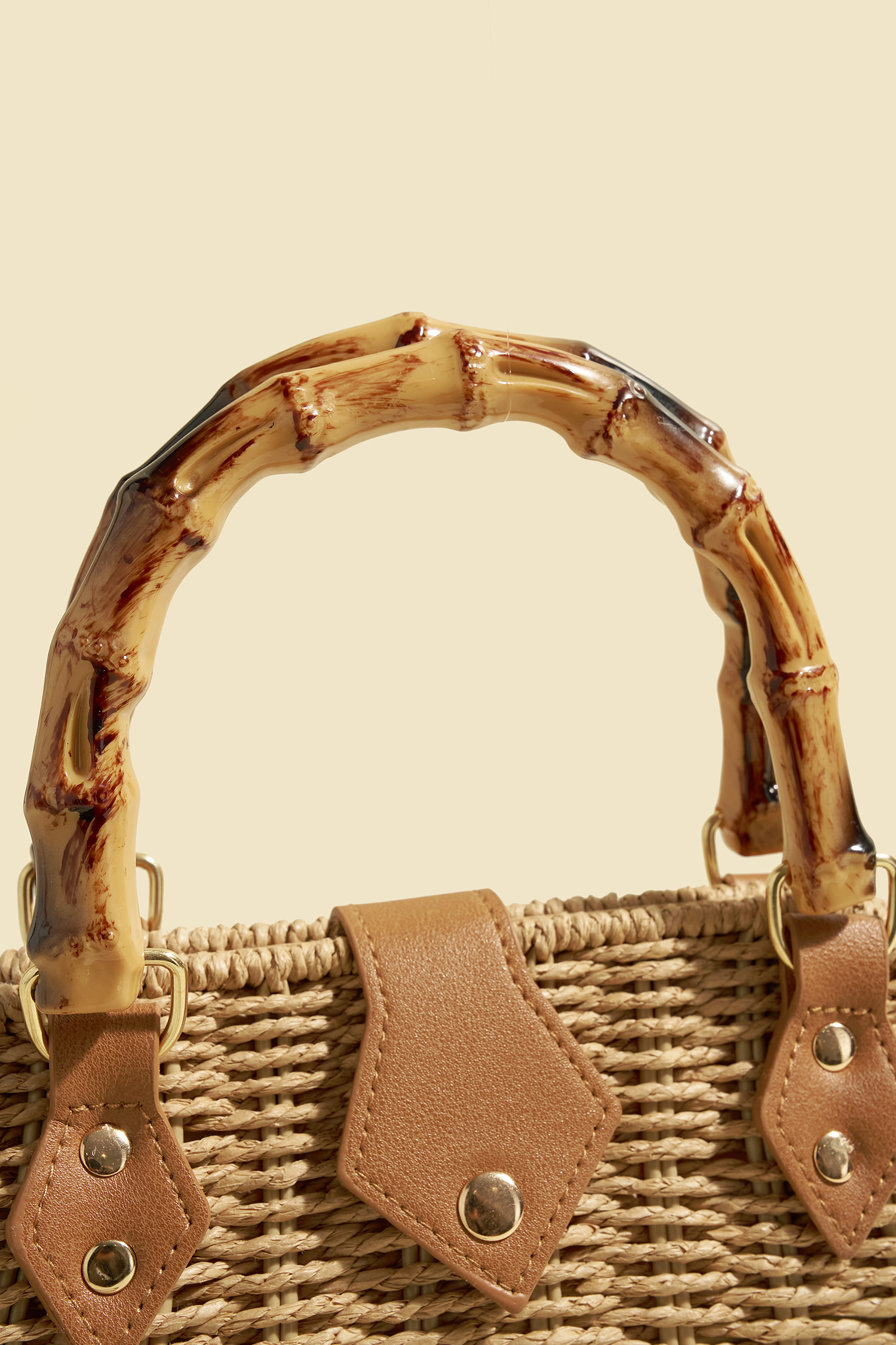 Khaki Strohtasche mit Bambus-Tragegriff und Kunstleder-Details
