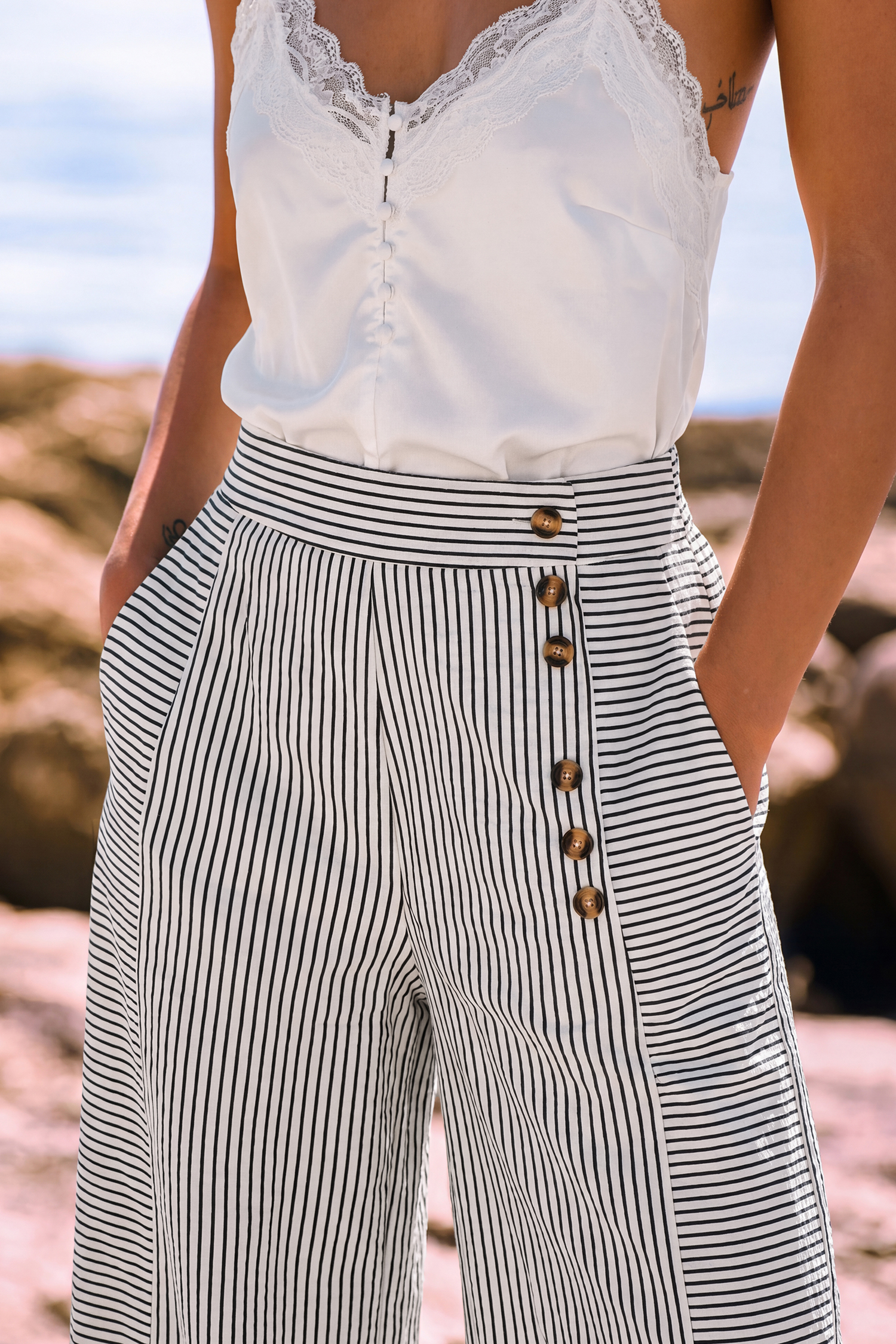 Gestreifte Wide-Leg Sommerhose mit Knopfdetail und Taschen