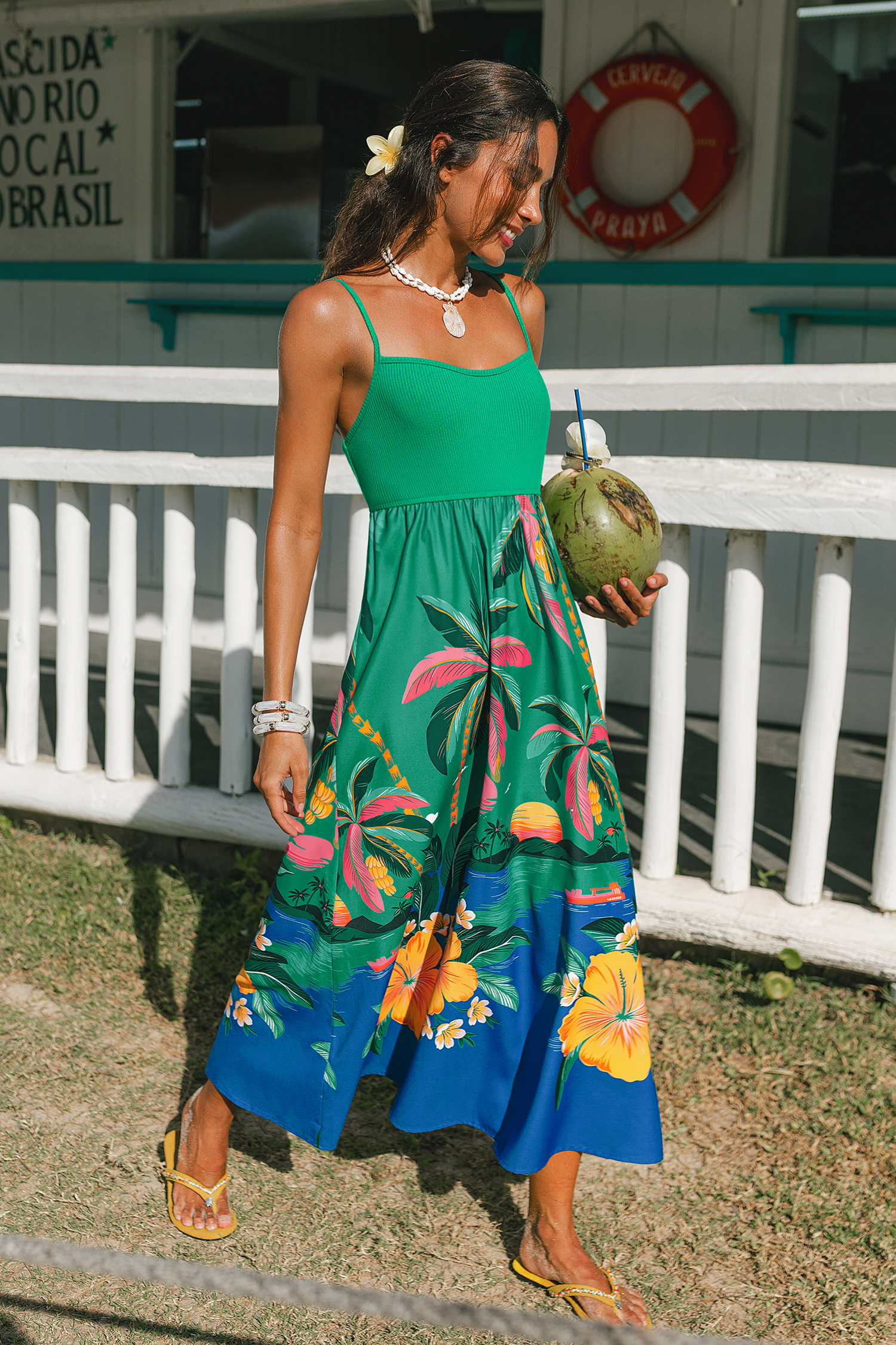 Robe longue tropicale à col scoop