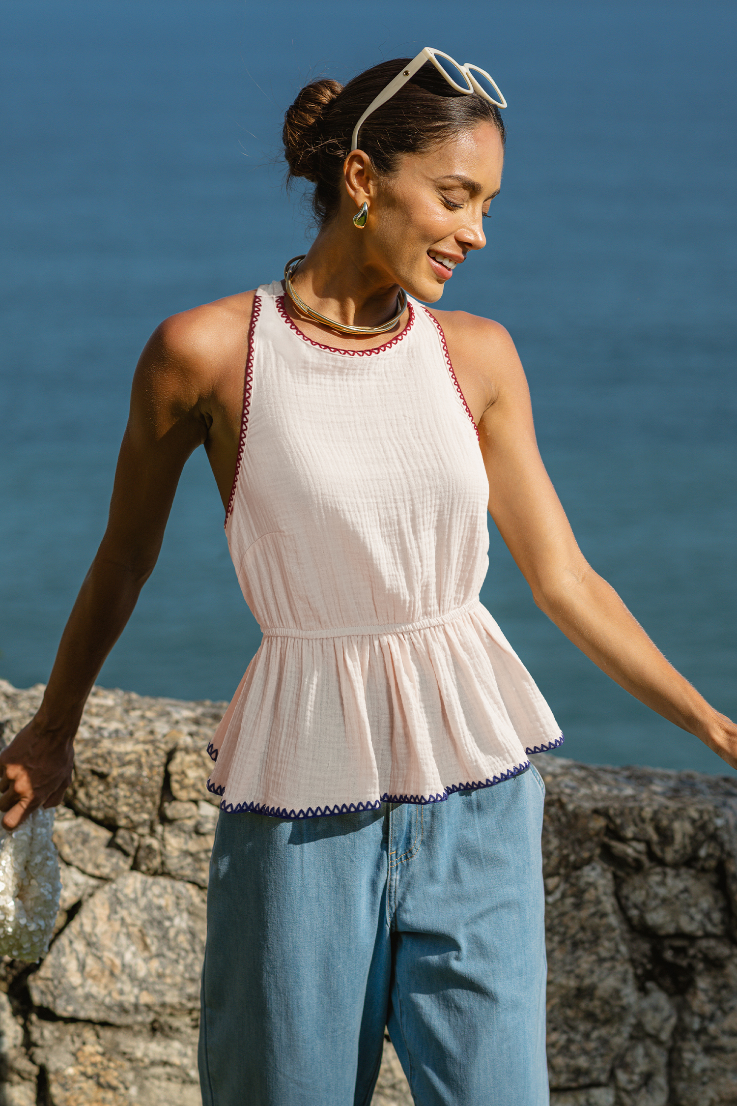 Ärmelloses Baumwoll-Top mit hohem Ausschnitt und Peplum-Saum