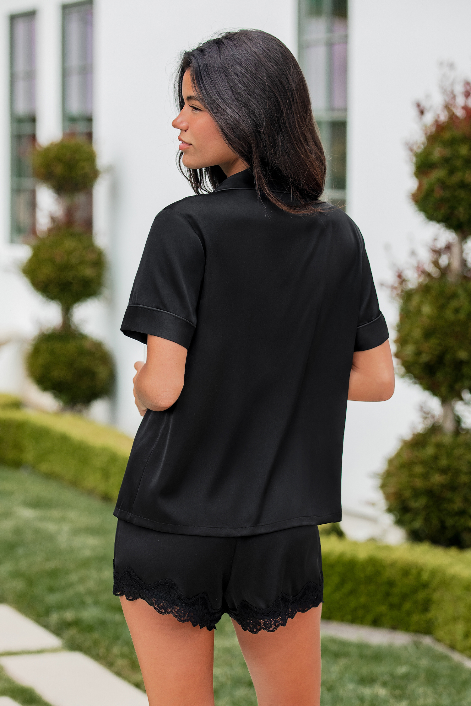 Schwarzes Pyjama-Set aus Kurzarmshirt und Shorts