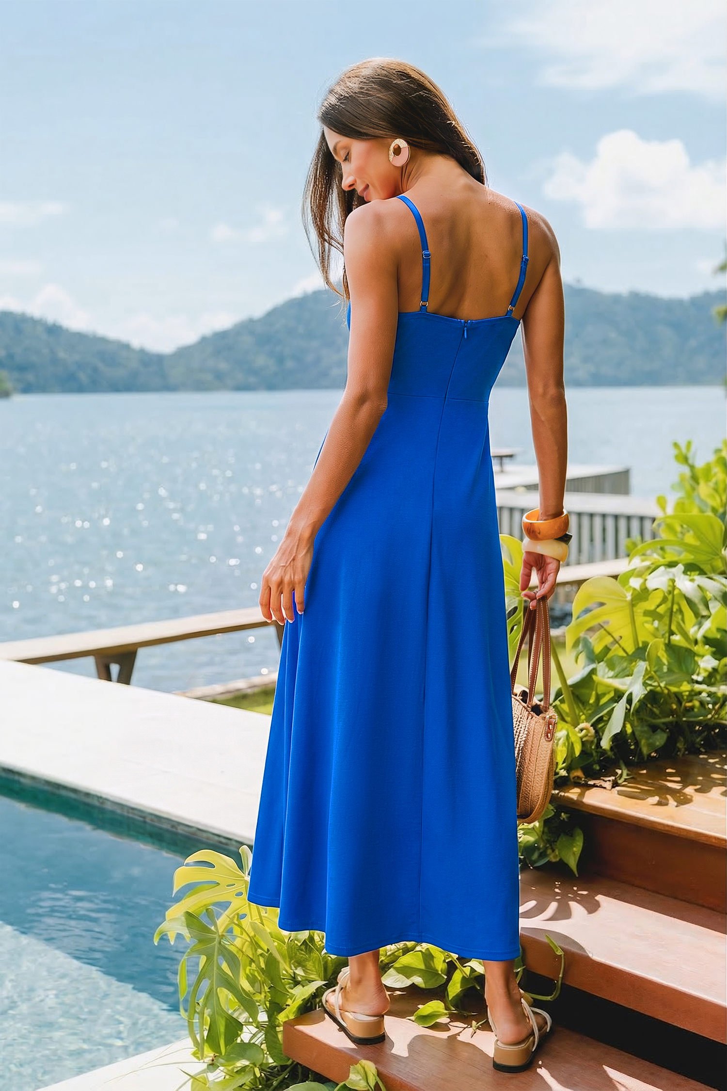Robe longue bleue à col en v sans manches fluide
