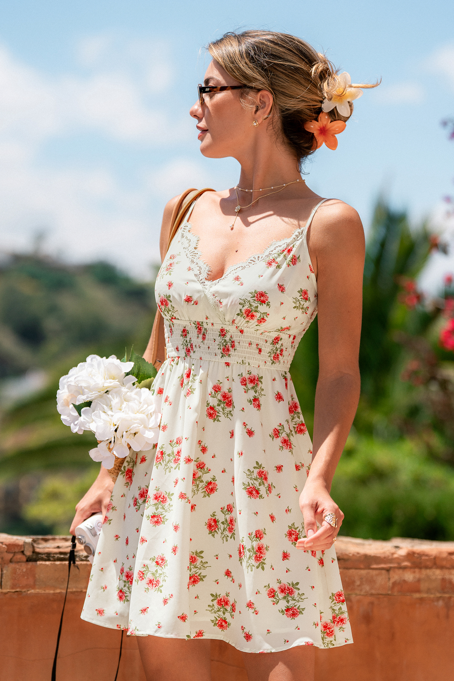 Minivestido floral con detalles vintage