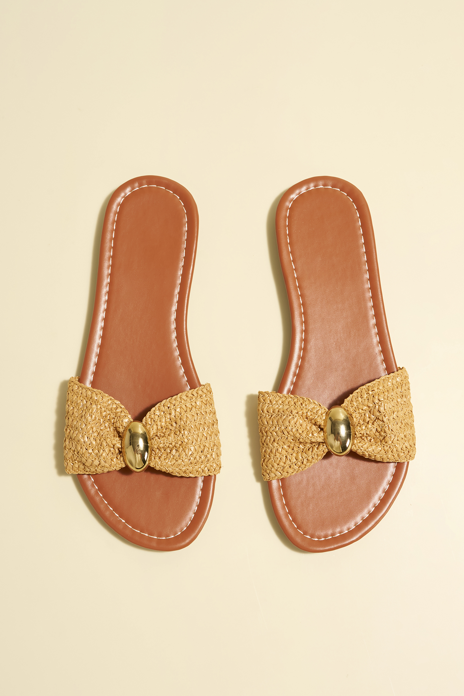 Strohsandalen mit goldenen Details
