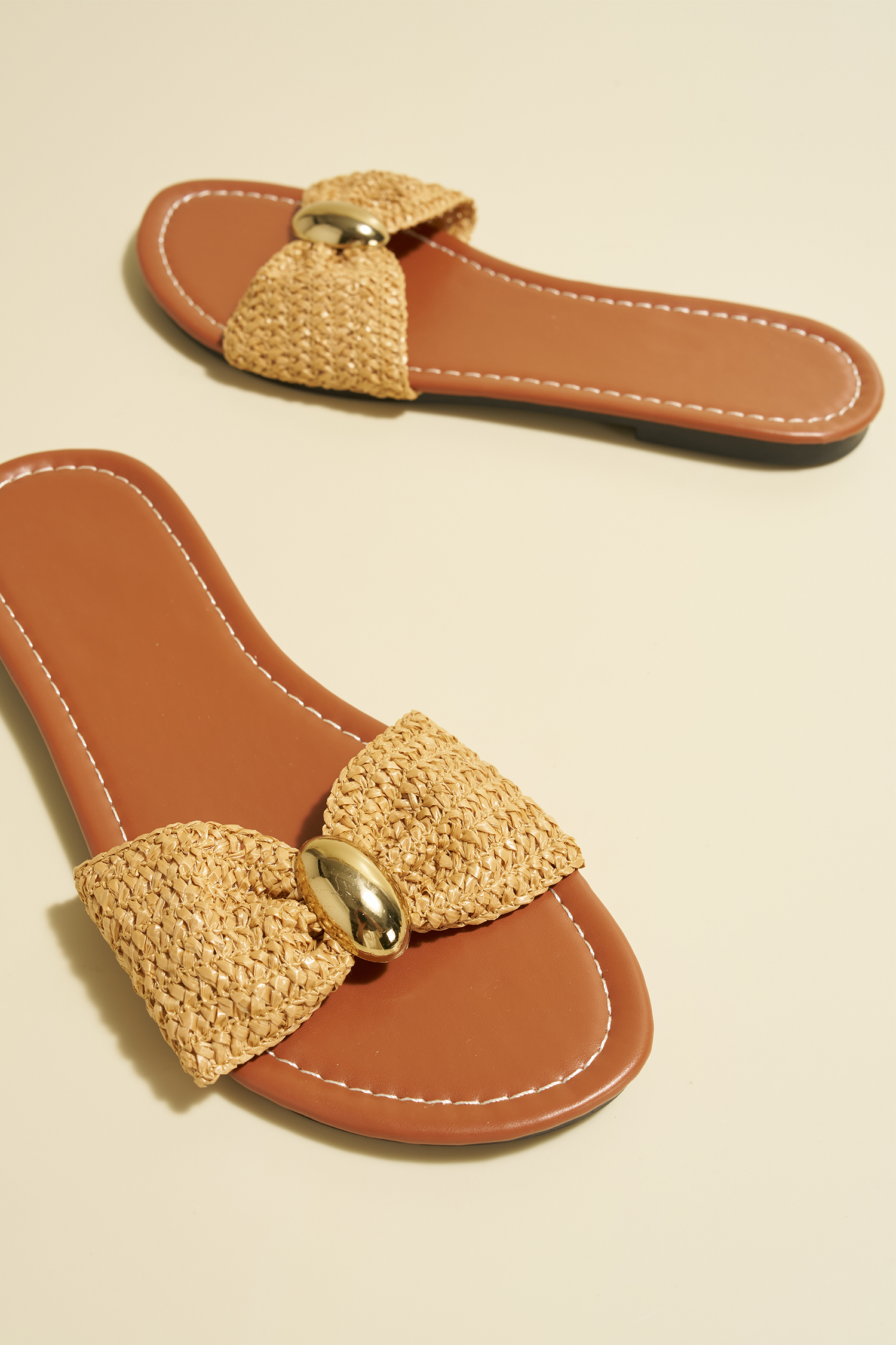 Strohsandalen mit goldenen Details