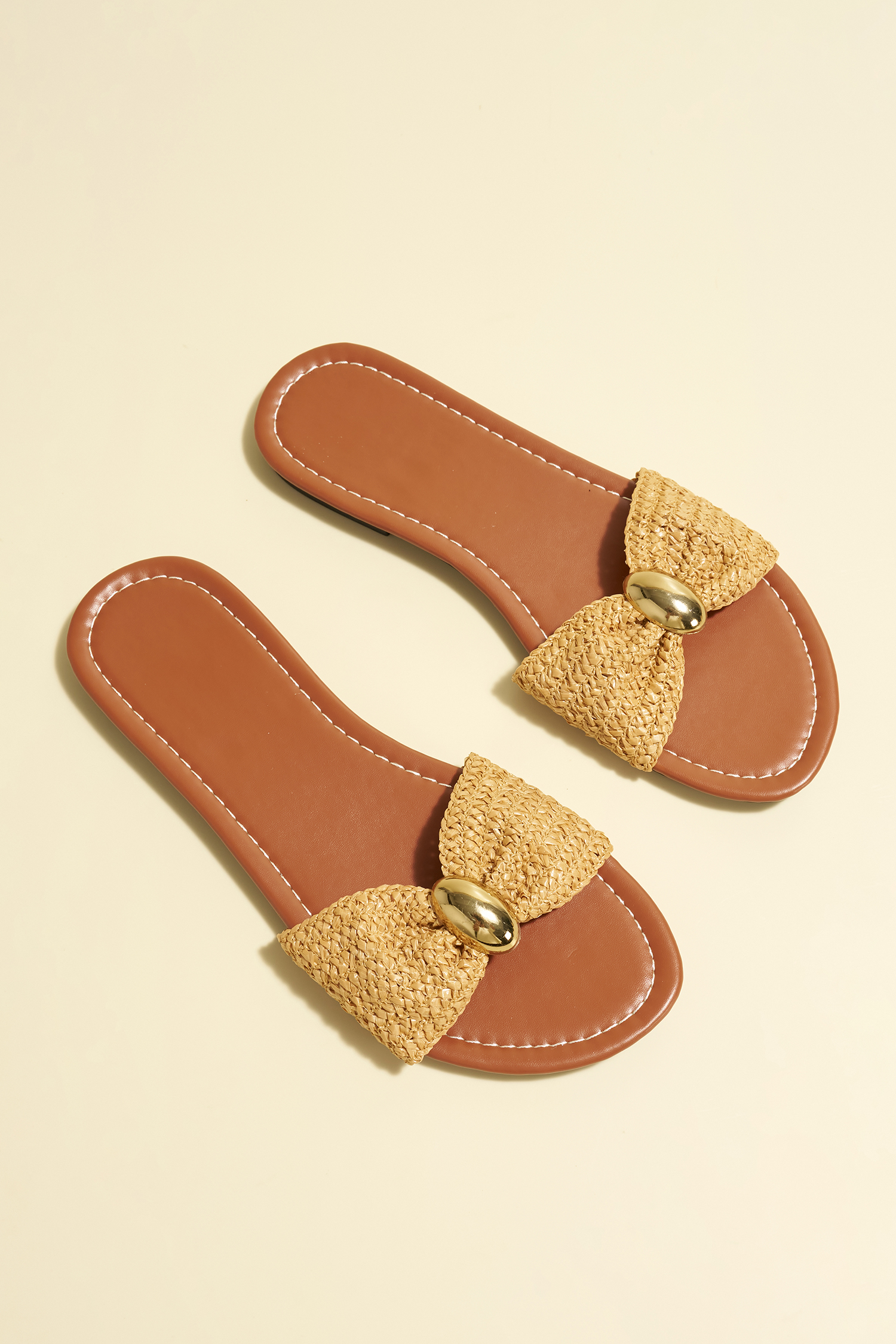 Strohsandalen mit goldenen Details