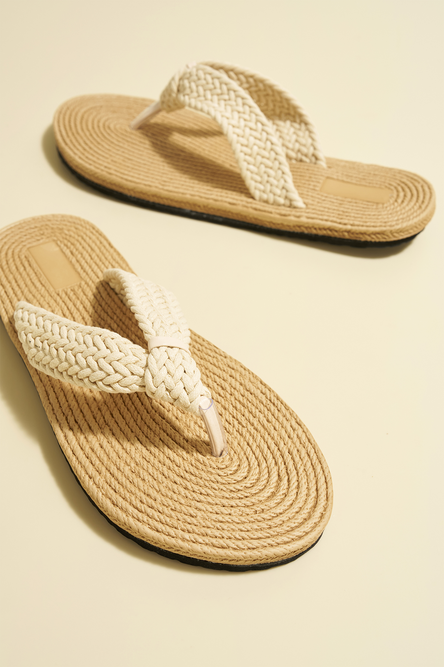 Beigefarbene Sandalen mit breiten Riemen