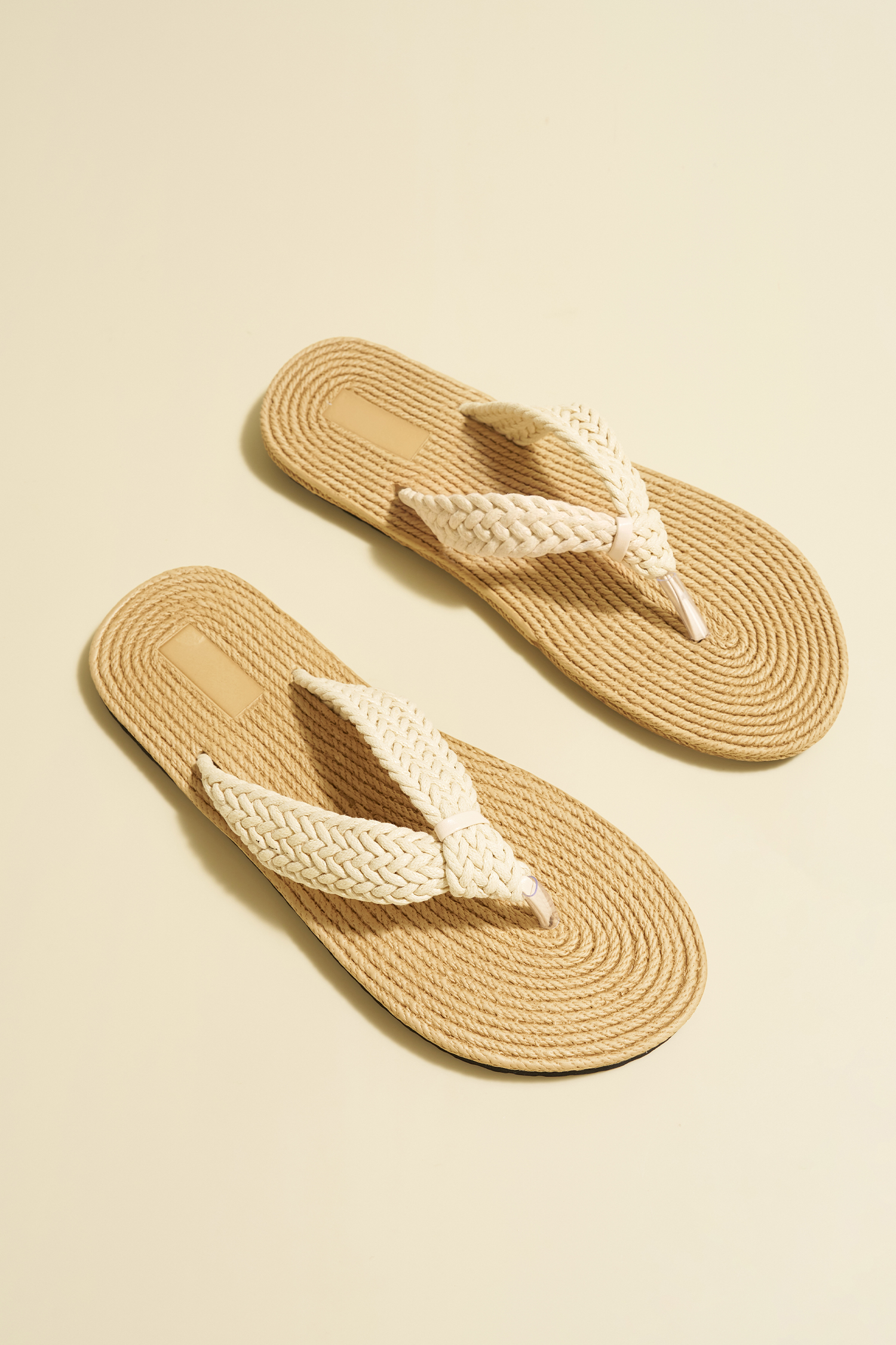 Beigefarbene Sandalen mit breiten Riemen