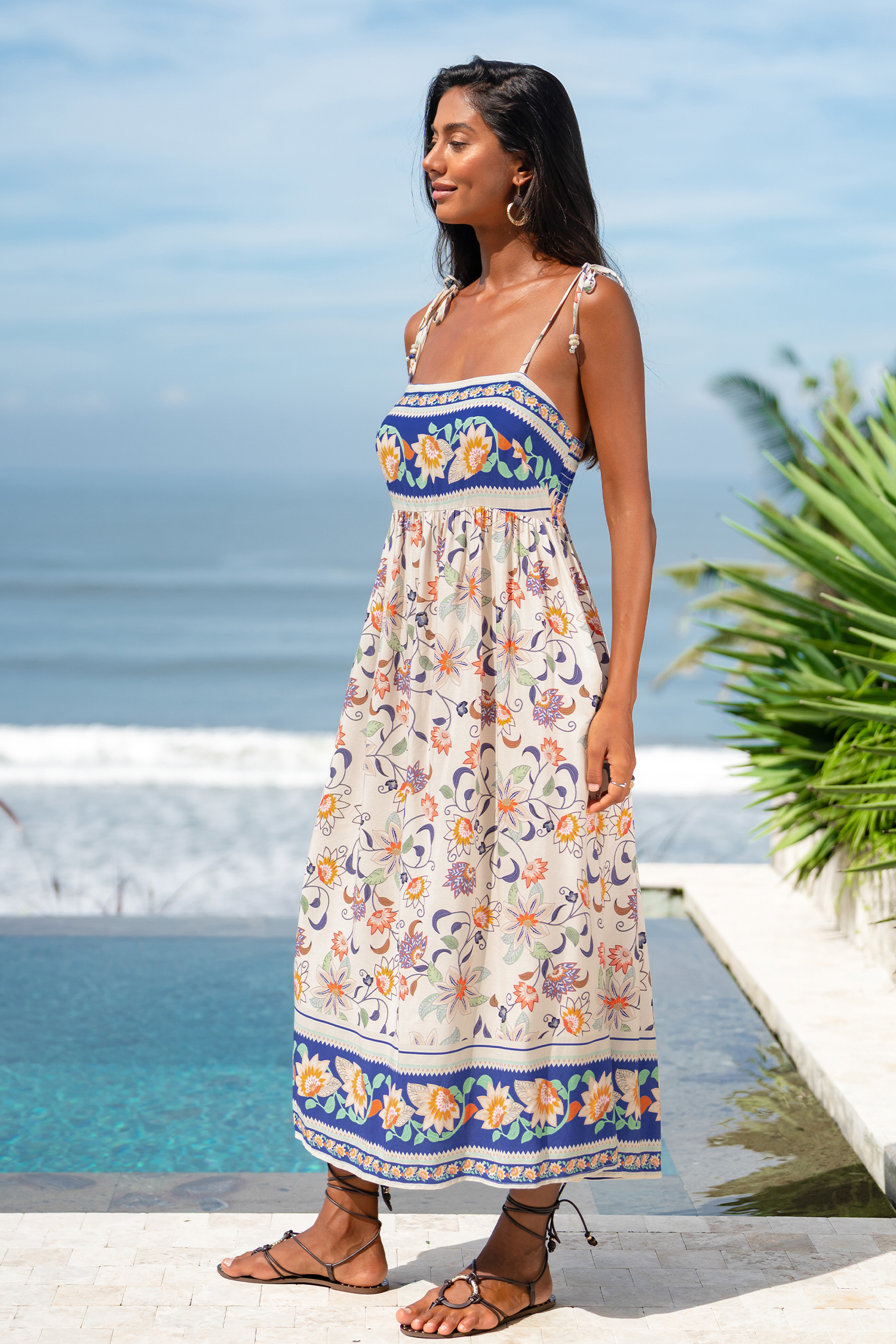 Robe longue florale heure dorée à col carré