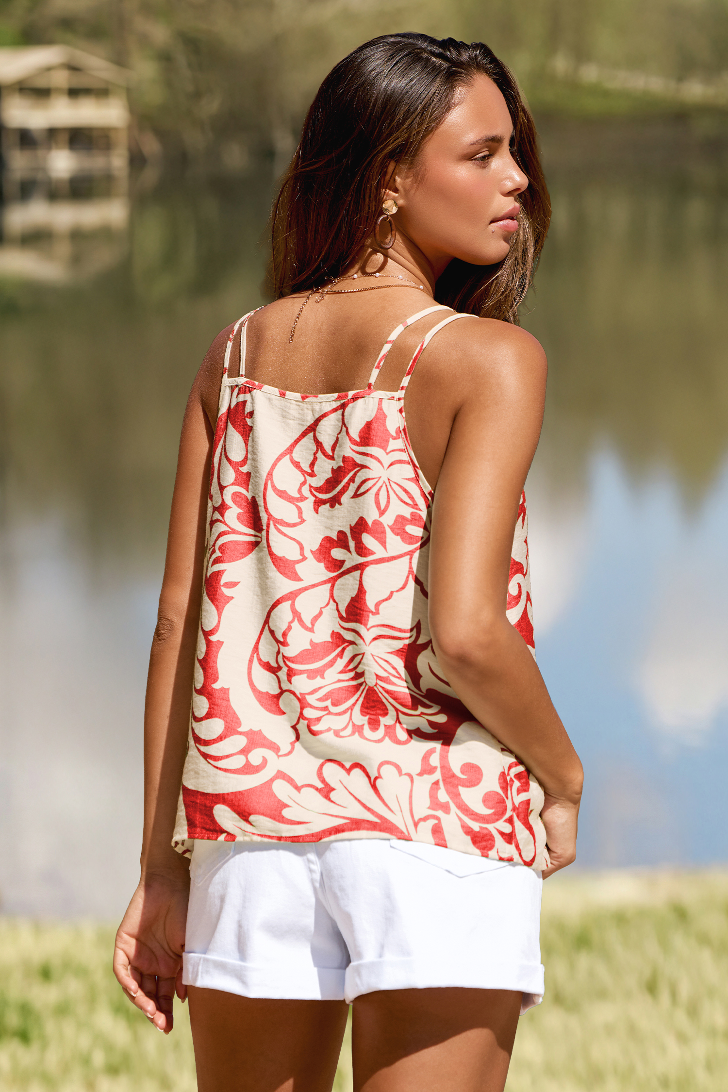 Goditi il sole con la maglietta tropicale