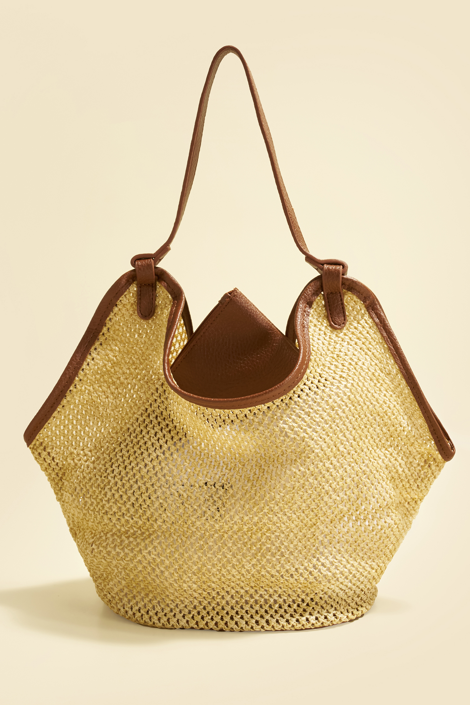 Strohtasche mit Kunstleder-Verzierungen