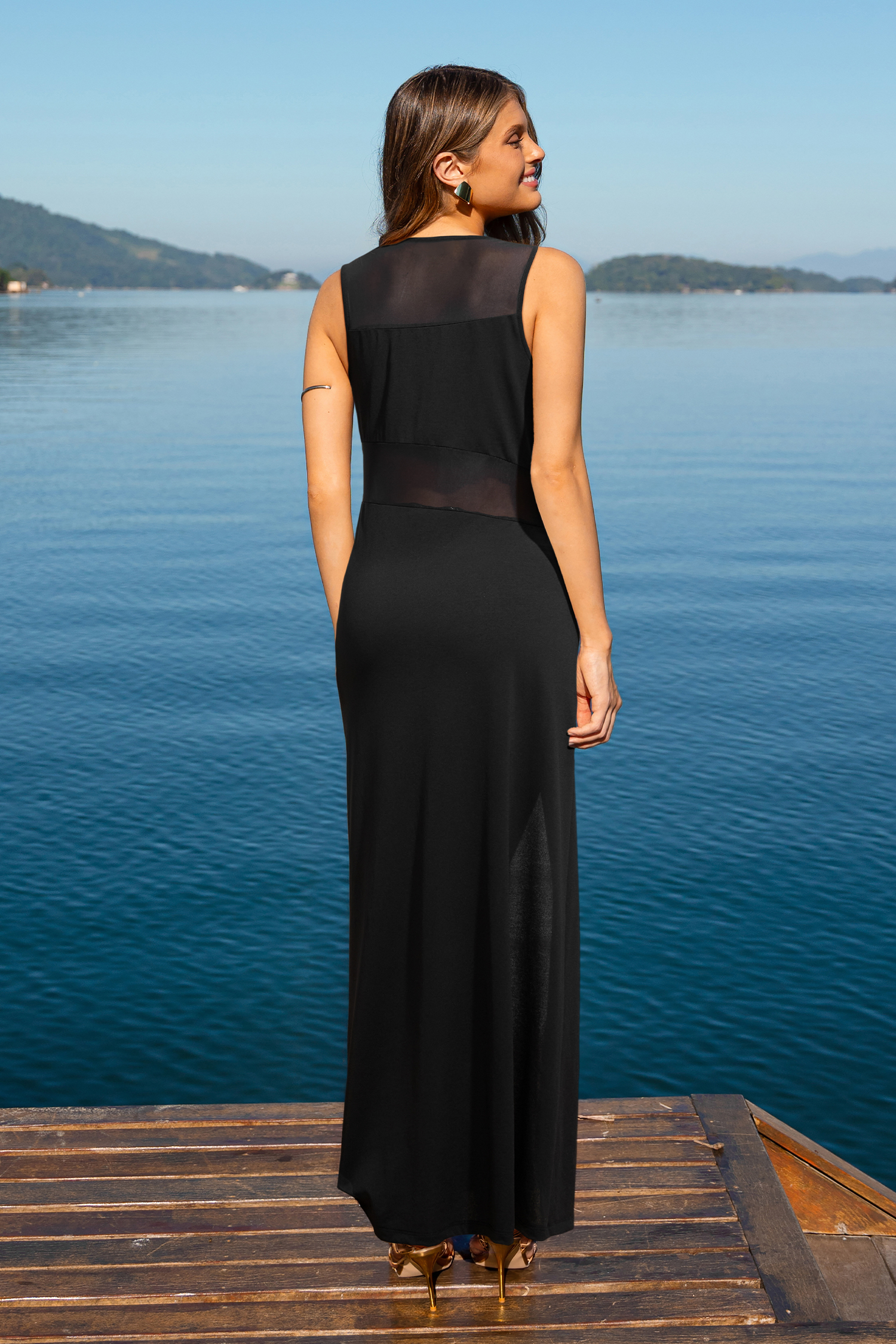 Robe longue noire à col rond et fendu sur le côté